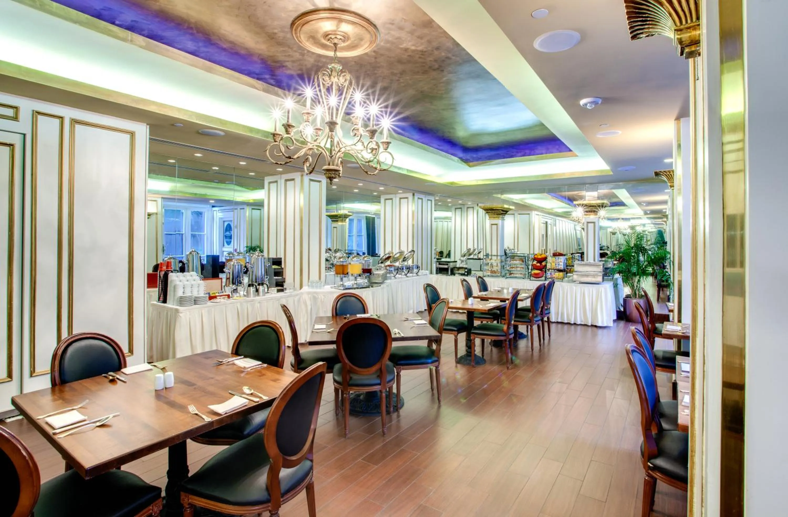 Restaurant/places to eat in Hotel Mazarin