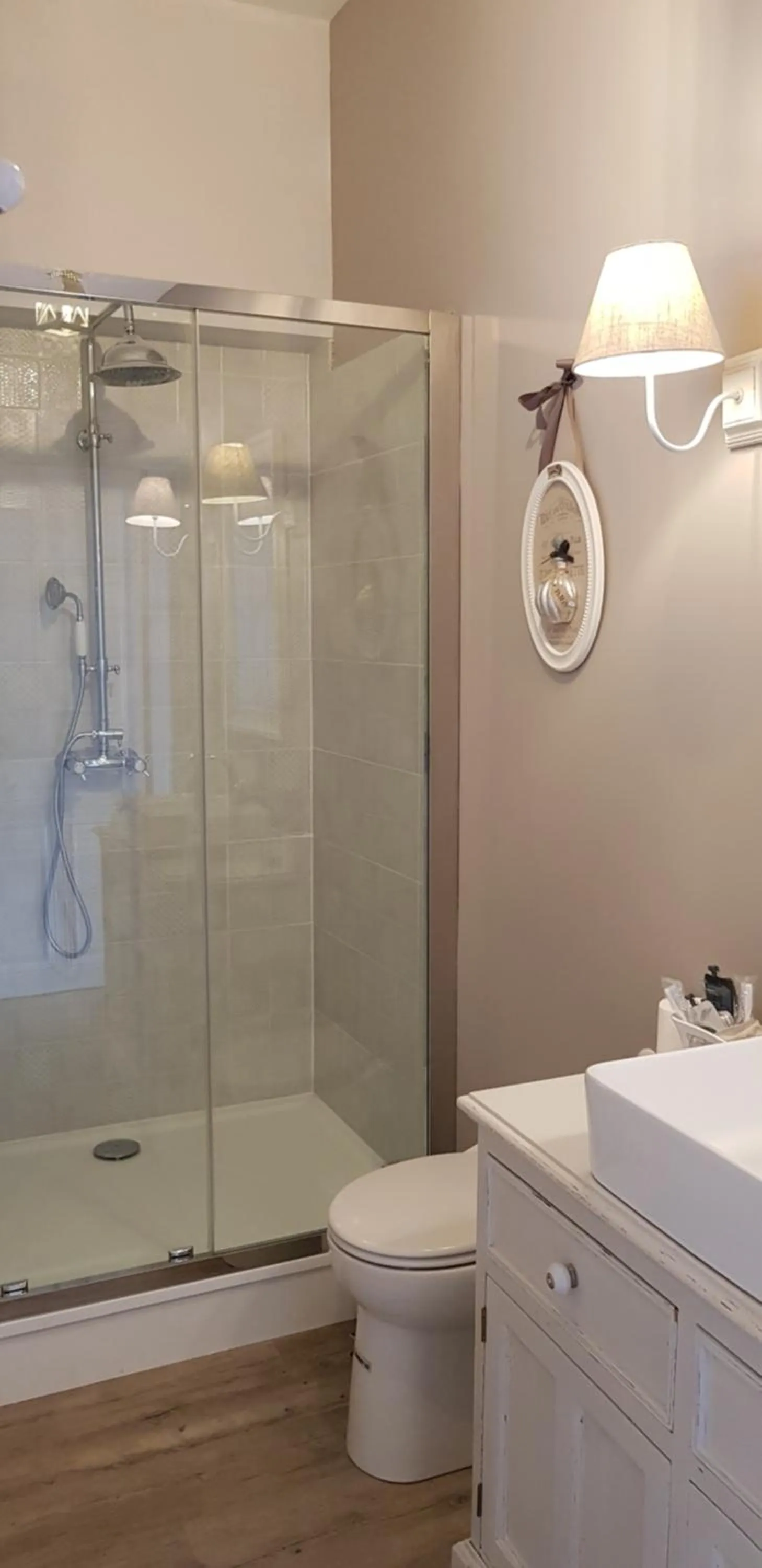 Shower in A L'Aube de Troyes