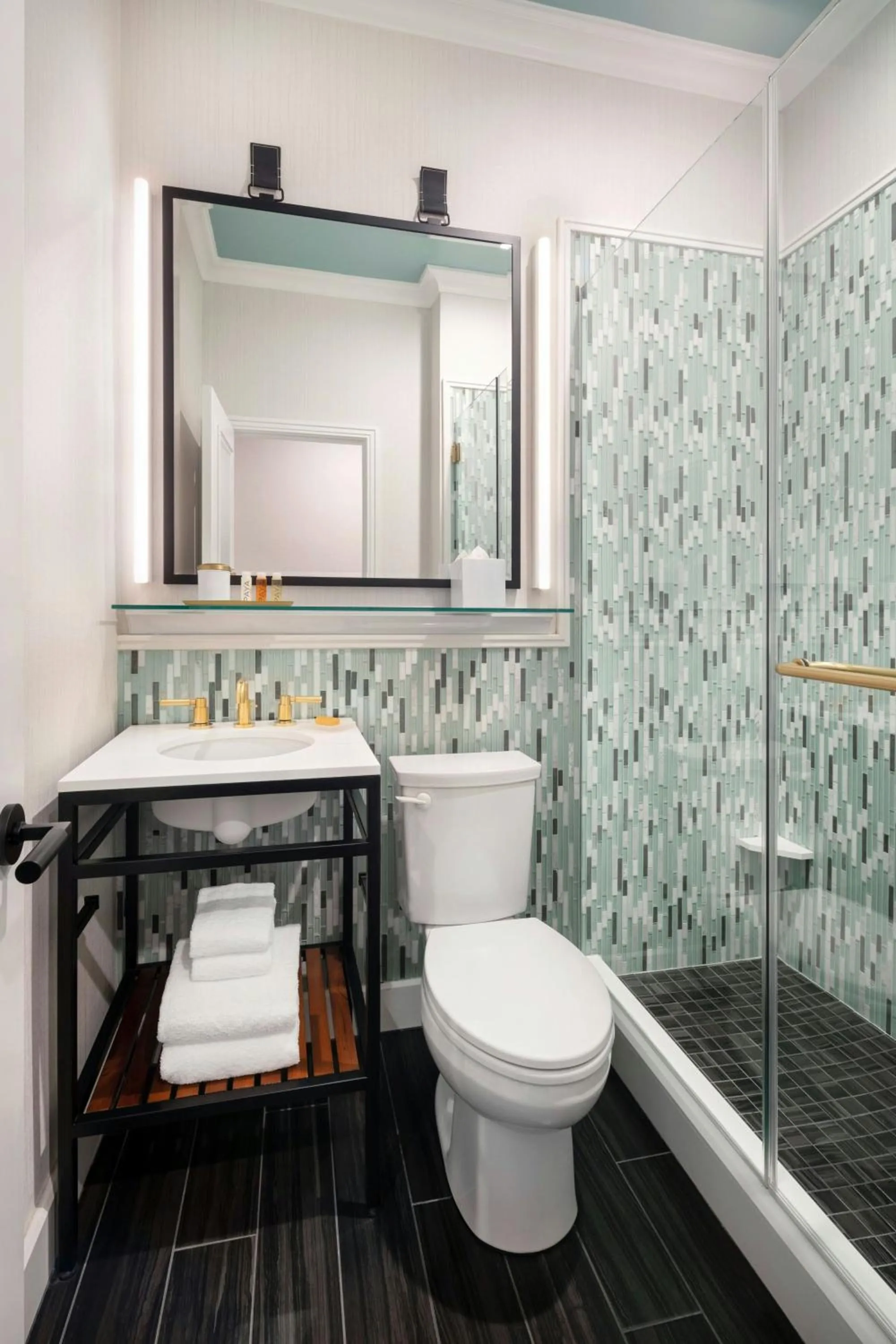 Bathroom in Courtyard by Marriott San Francisco Downtown/Van Ness Ave