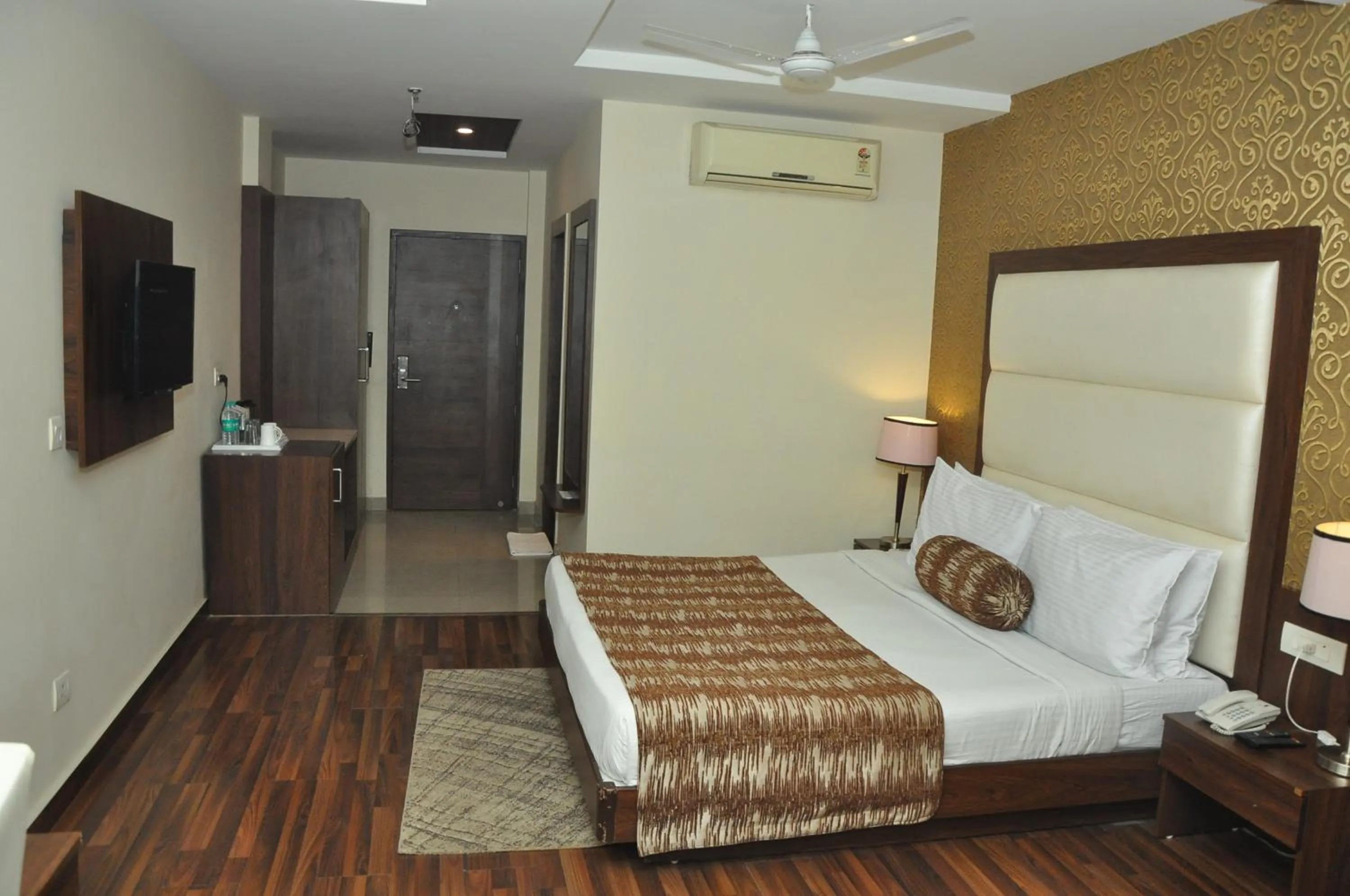 Photo of the whole room, Bed in Hotel JSR Continental