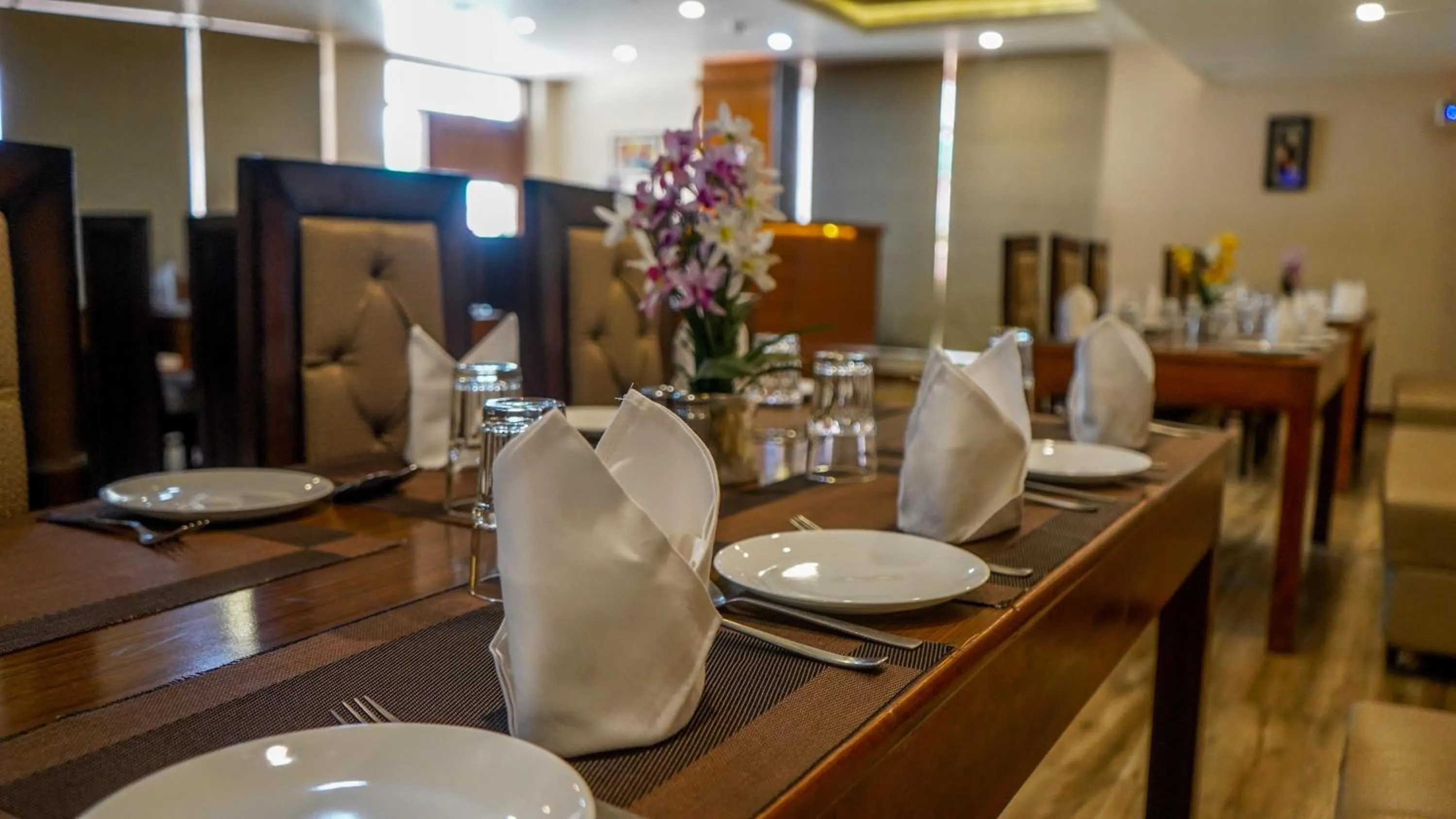 Restaurant/places to eat in Hotel JSR Continental