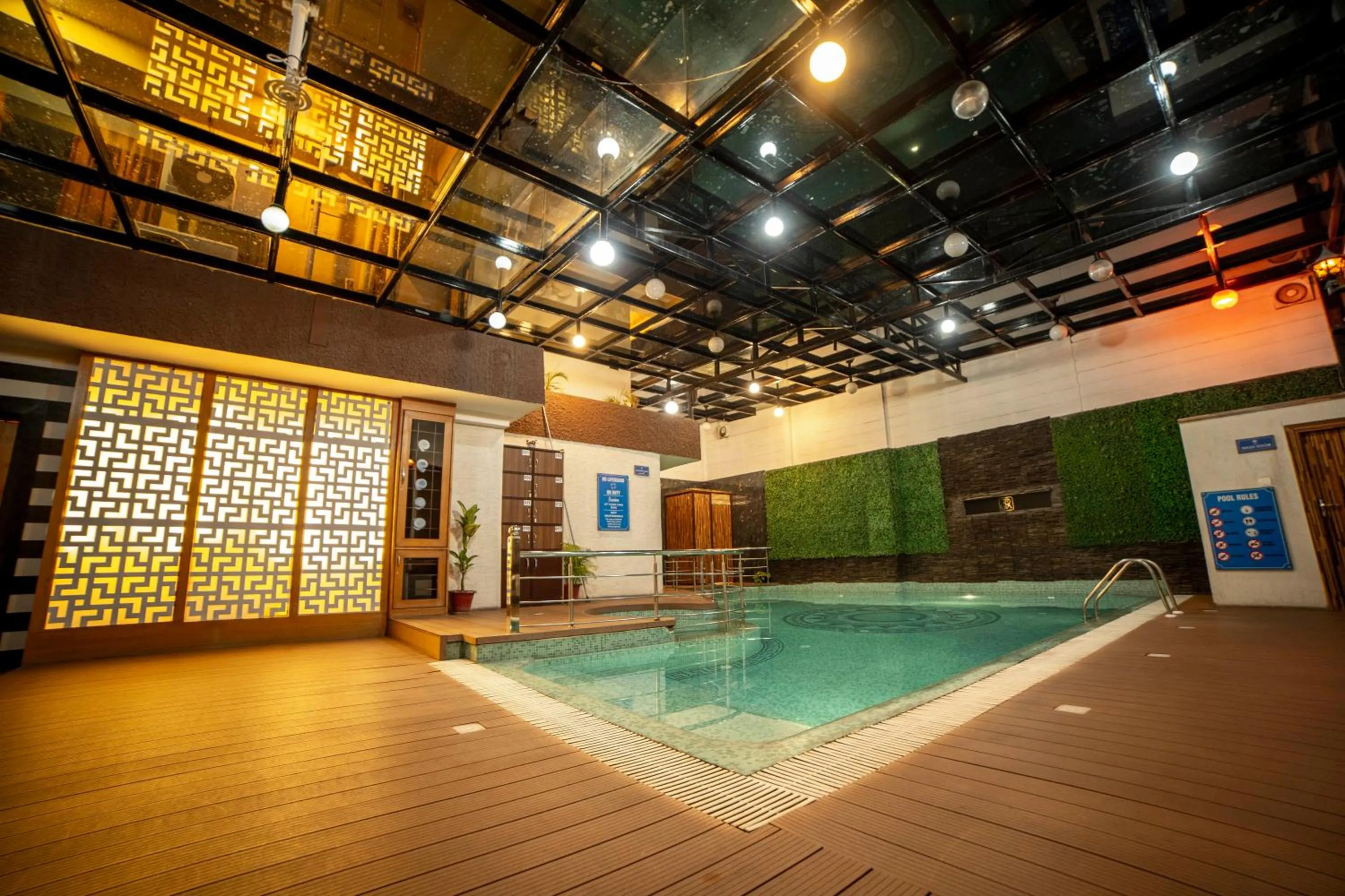 Swimming pool in Hotel JSR Continental