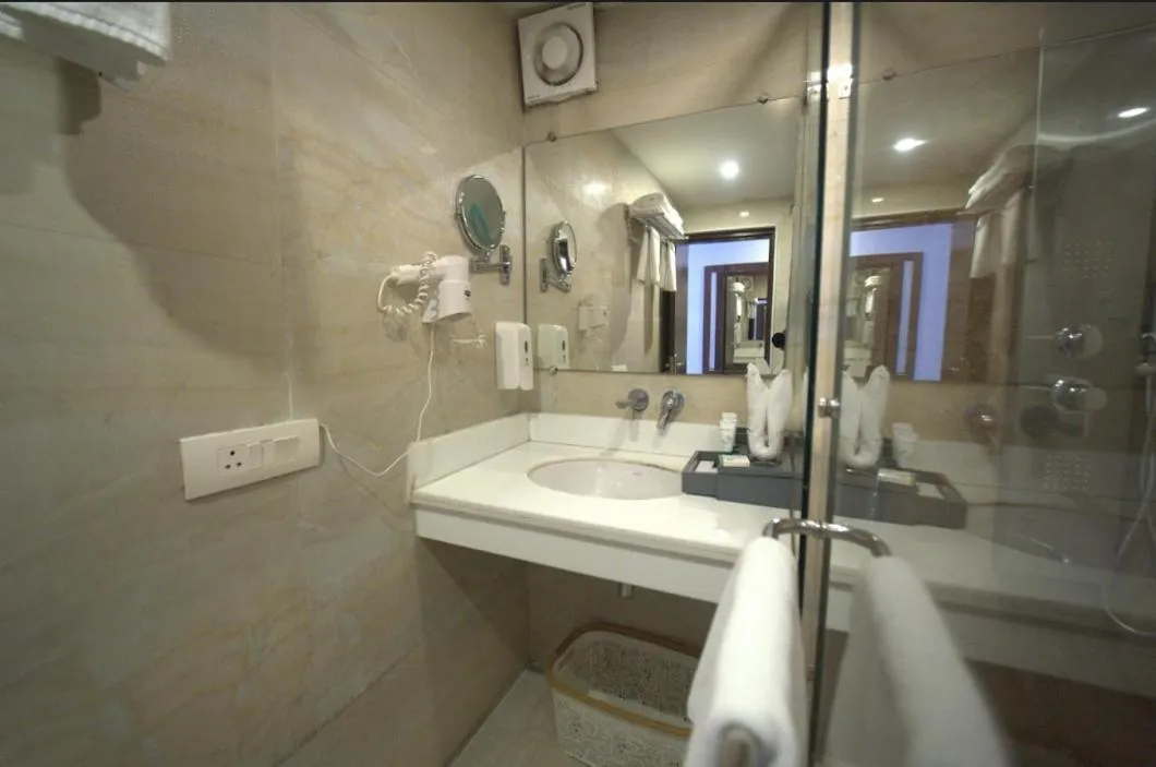 Bathroom in Hotel JSR Continental