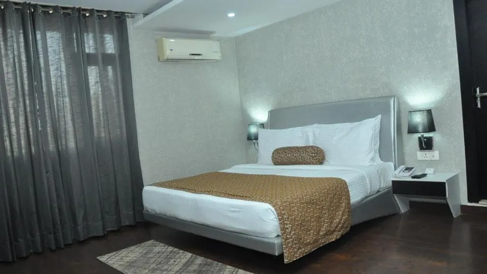 Bedroom, Bed in Hotel JSR Continental