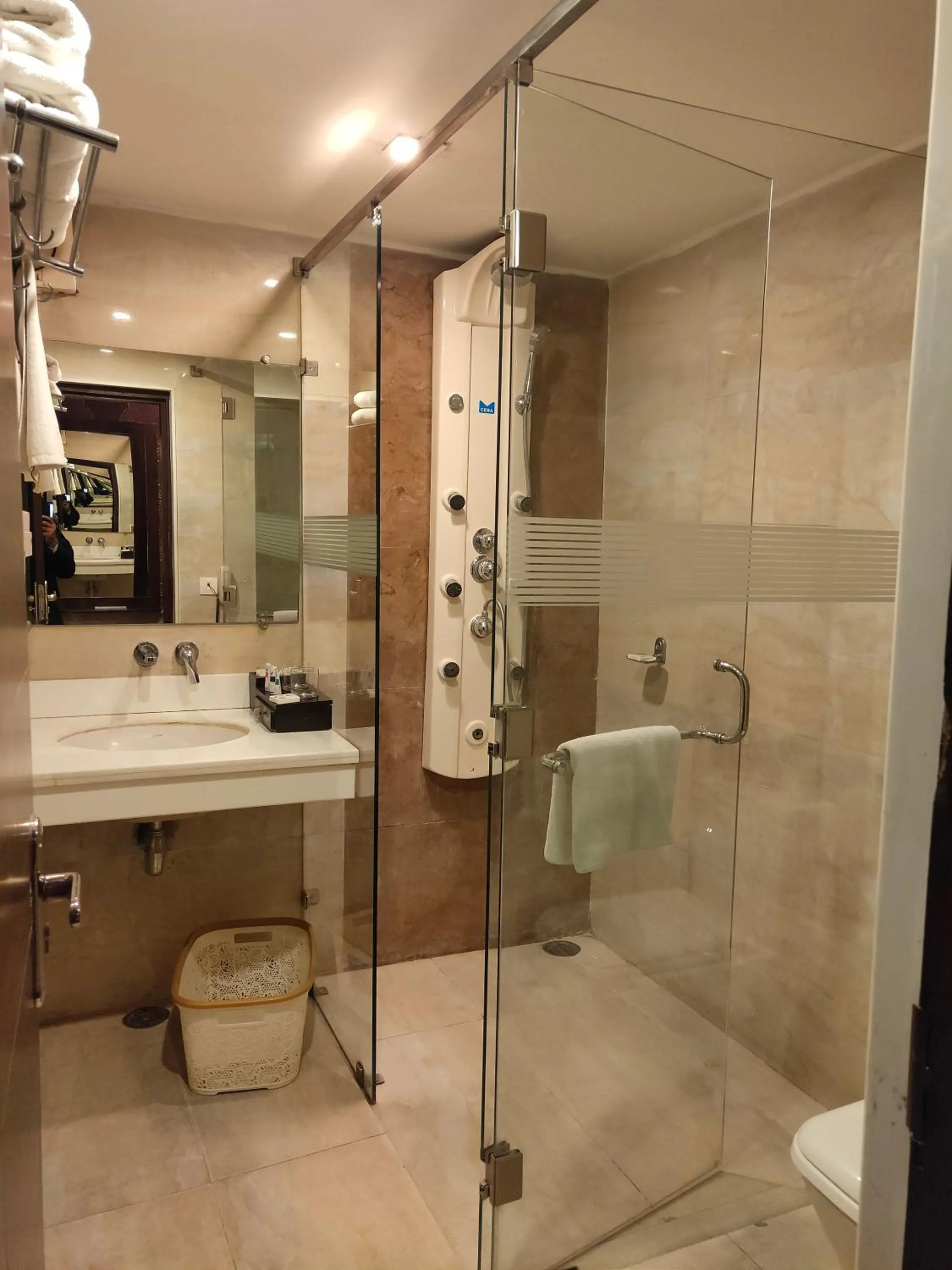 Bathroom in Hotel JSR Continental