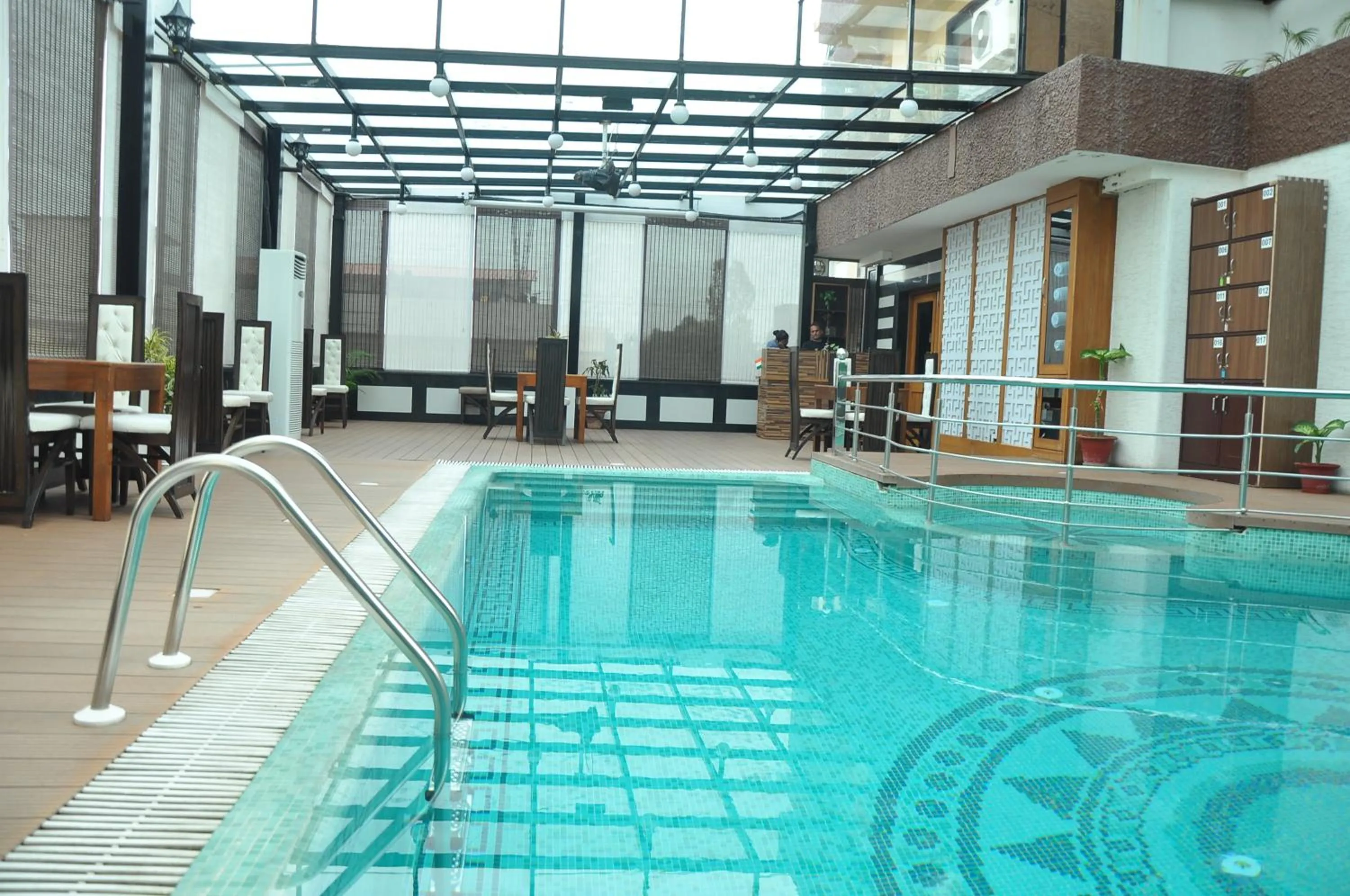 Swimming pool in Hotel JSR Continental