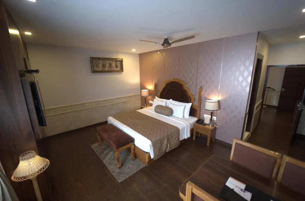 Bedroom, Bed in Hotel JSR Continental