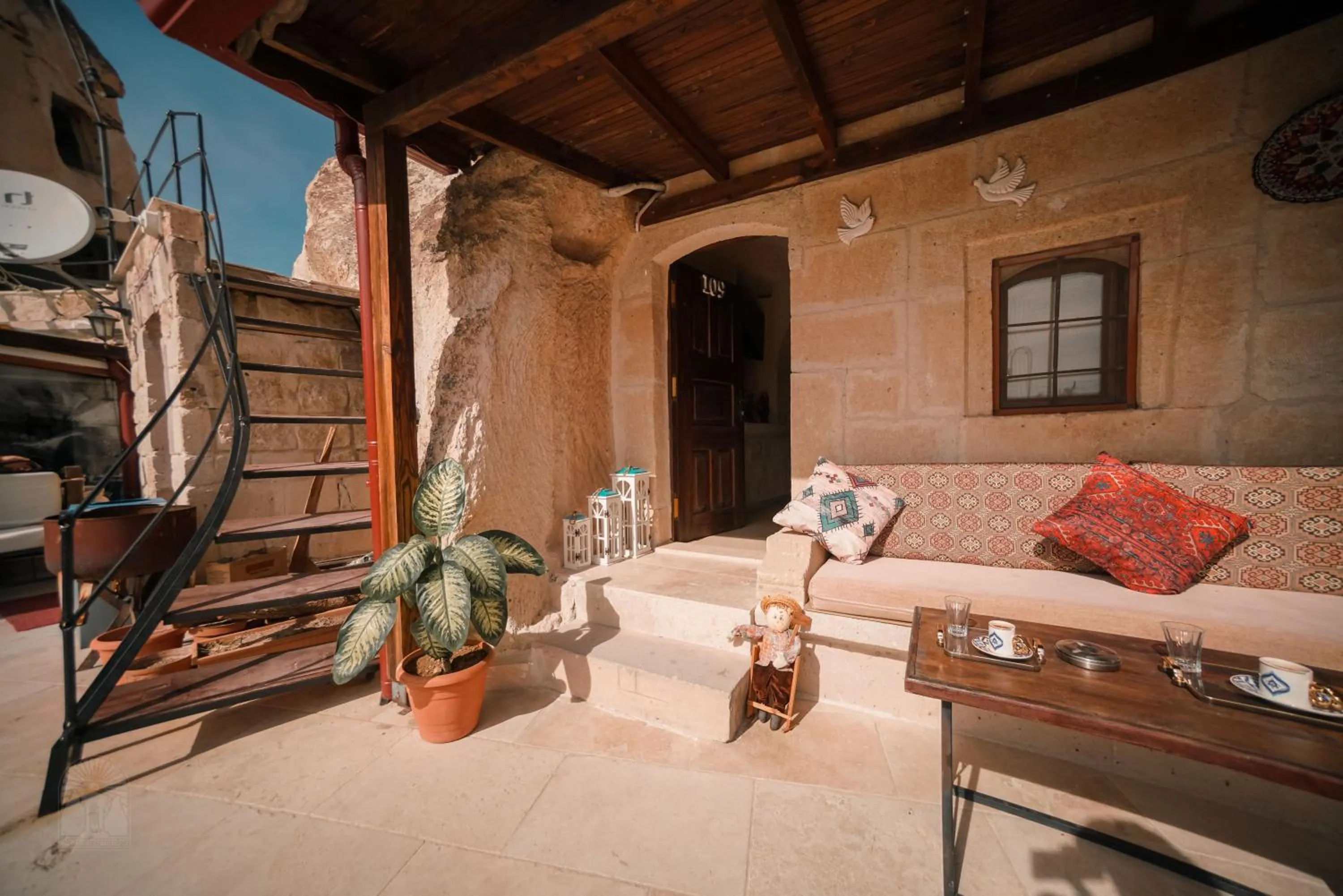 Seating area in Zeus Cave Suites
