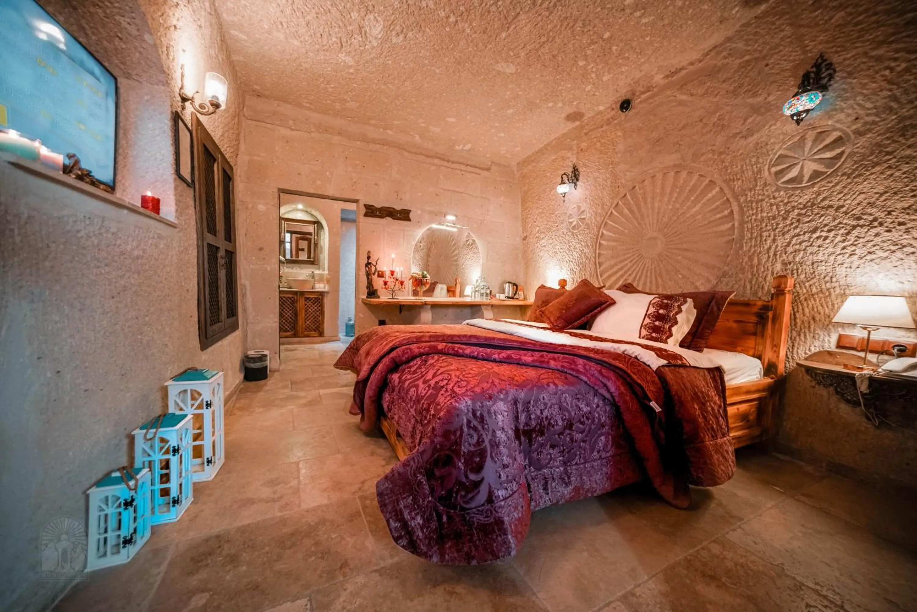 Photo of the whole room, Bed in Zeus Cave Suites