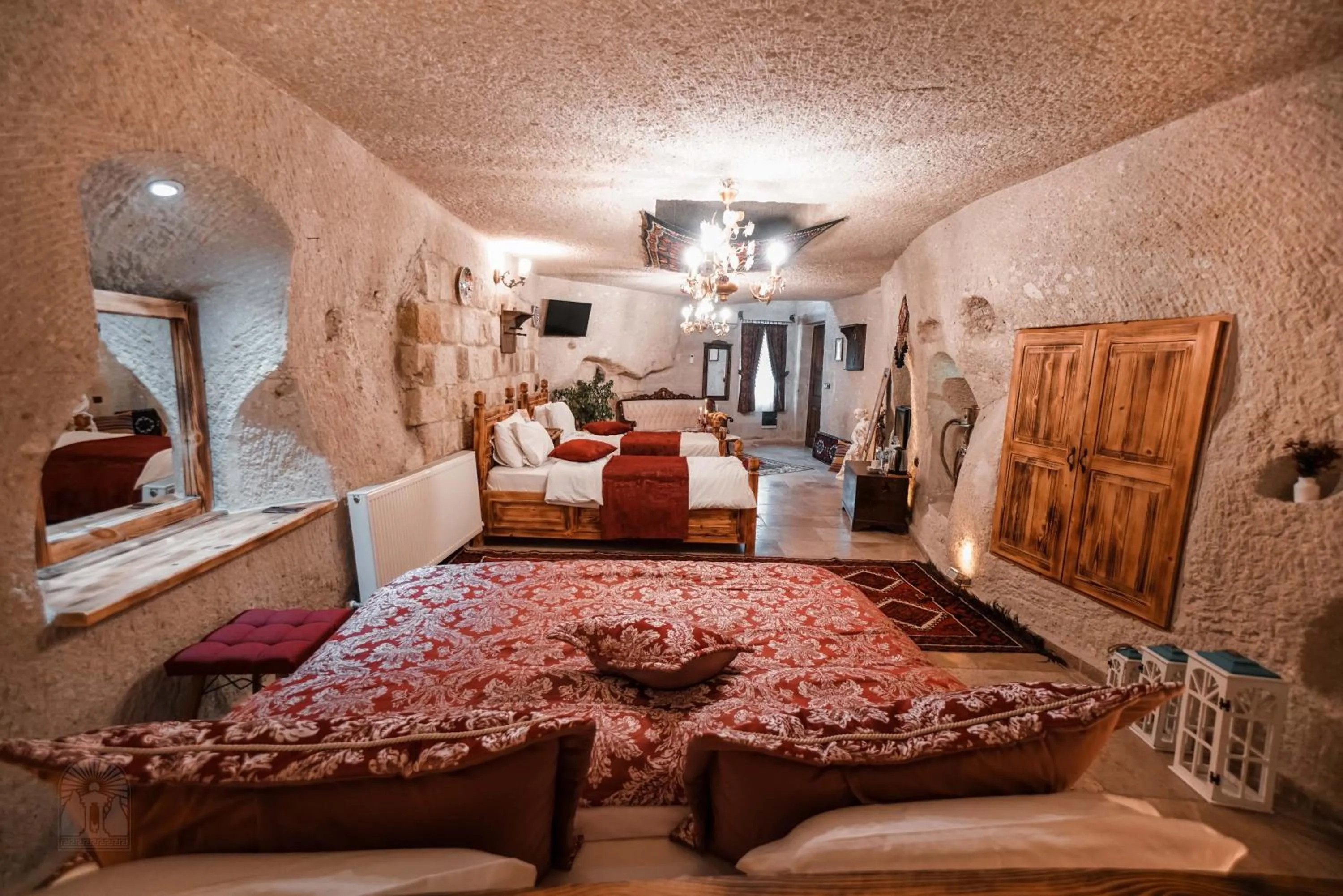 Photo of the whole room, Bed in Zeus Cave Suites