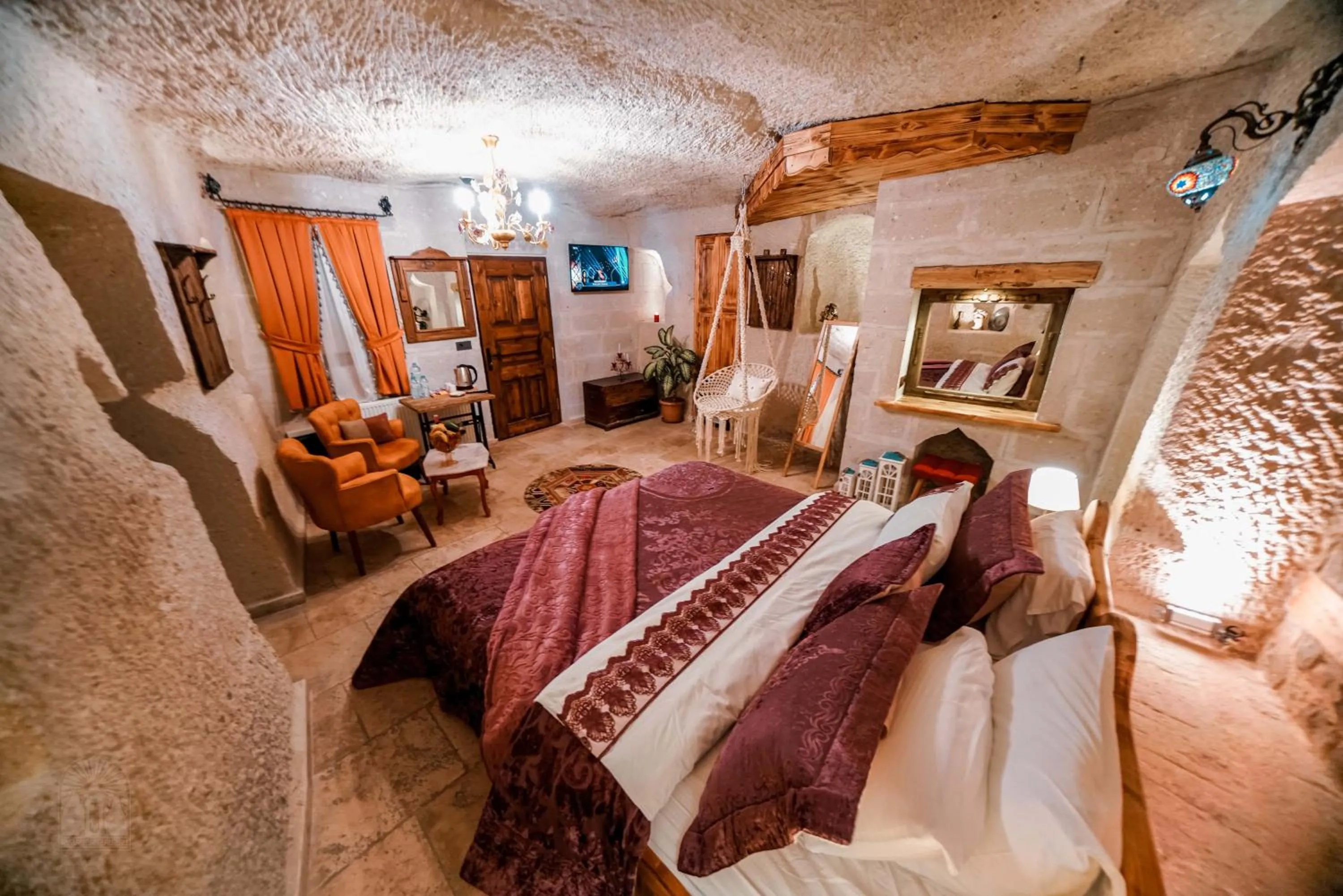 Photo of the whole room, Bed in Zeus Cave Suites