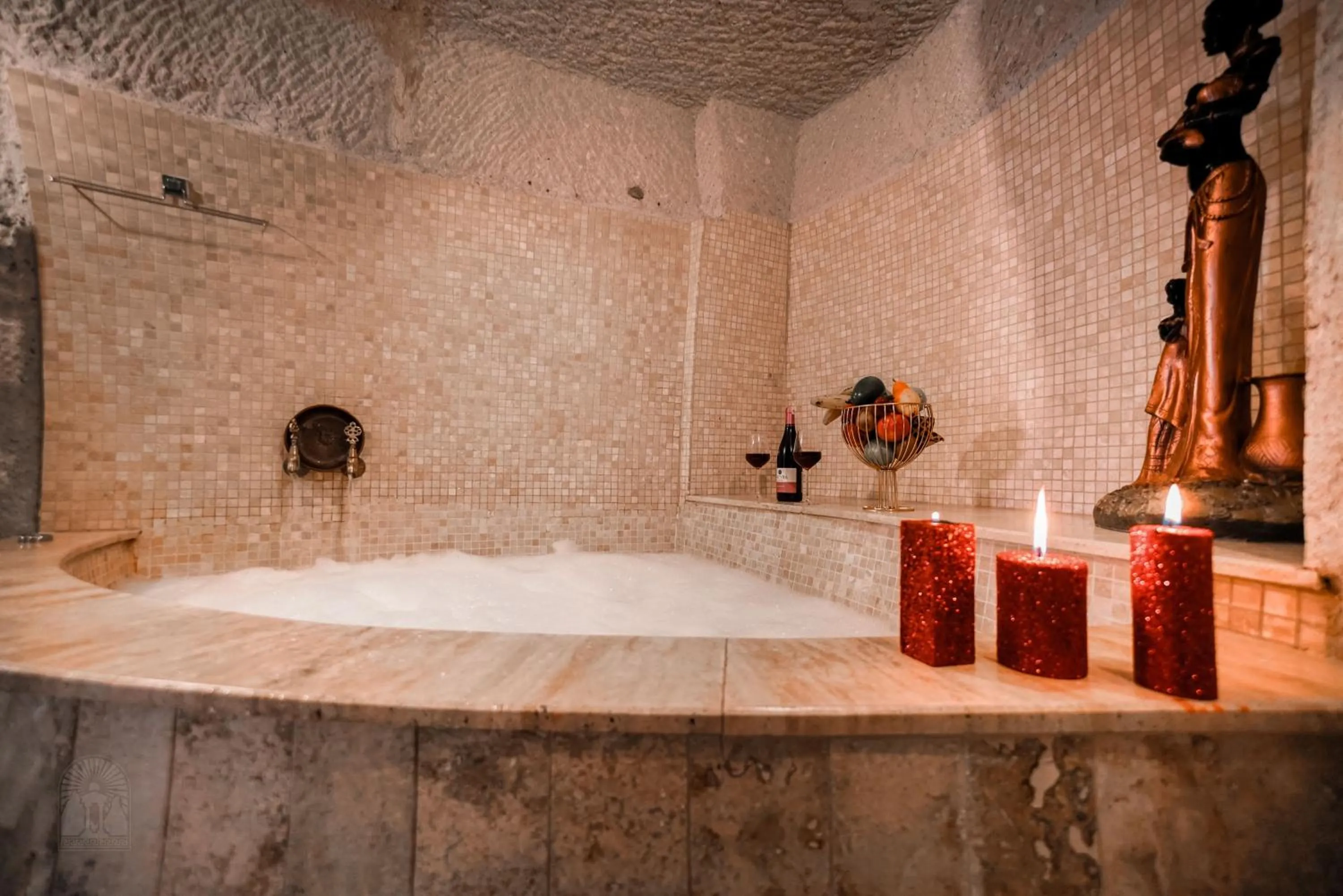 Hot Tub in Zeus Cave Suites