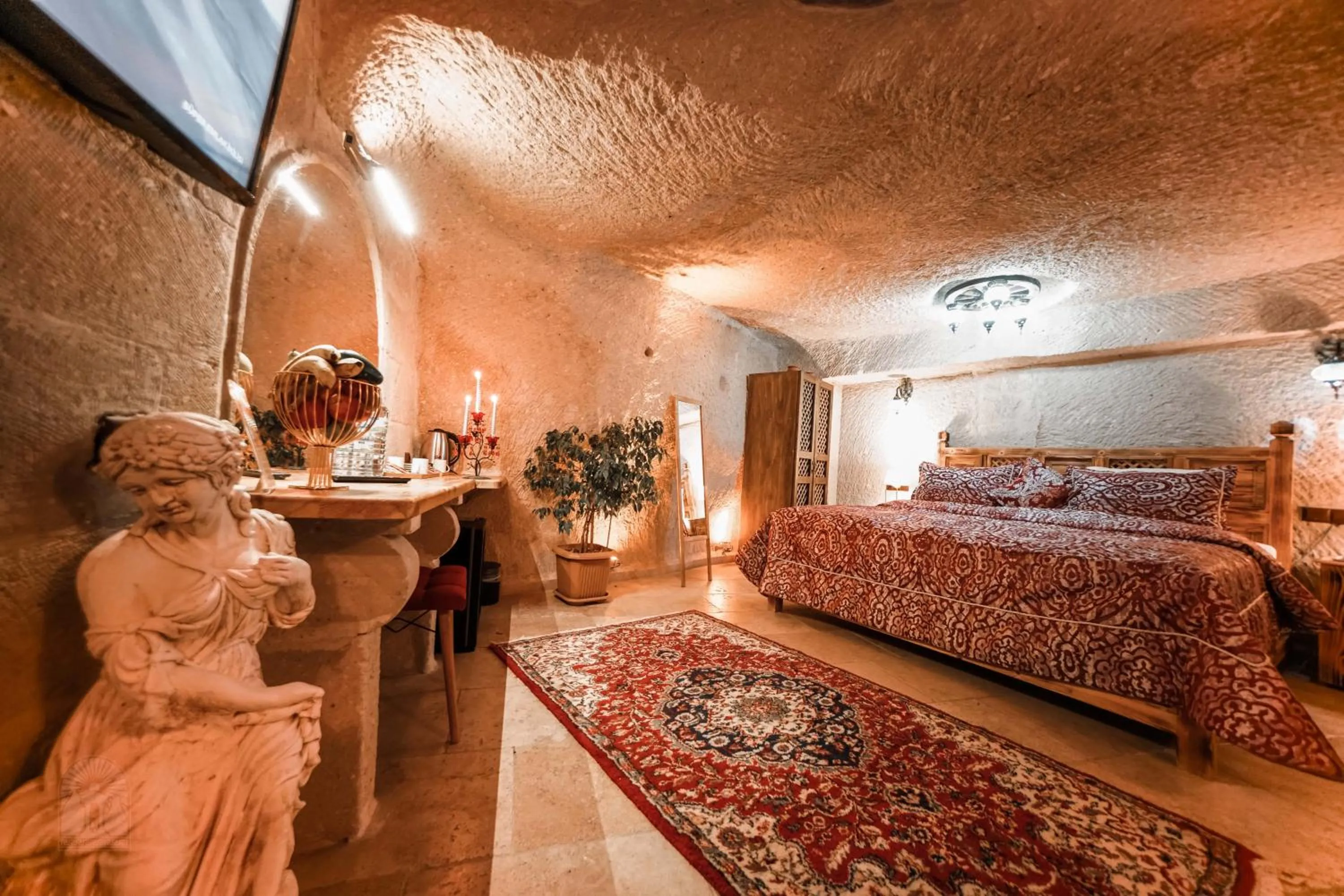 Photo of the whole room, Bed in Zeus Cave Suites