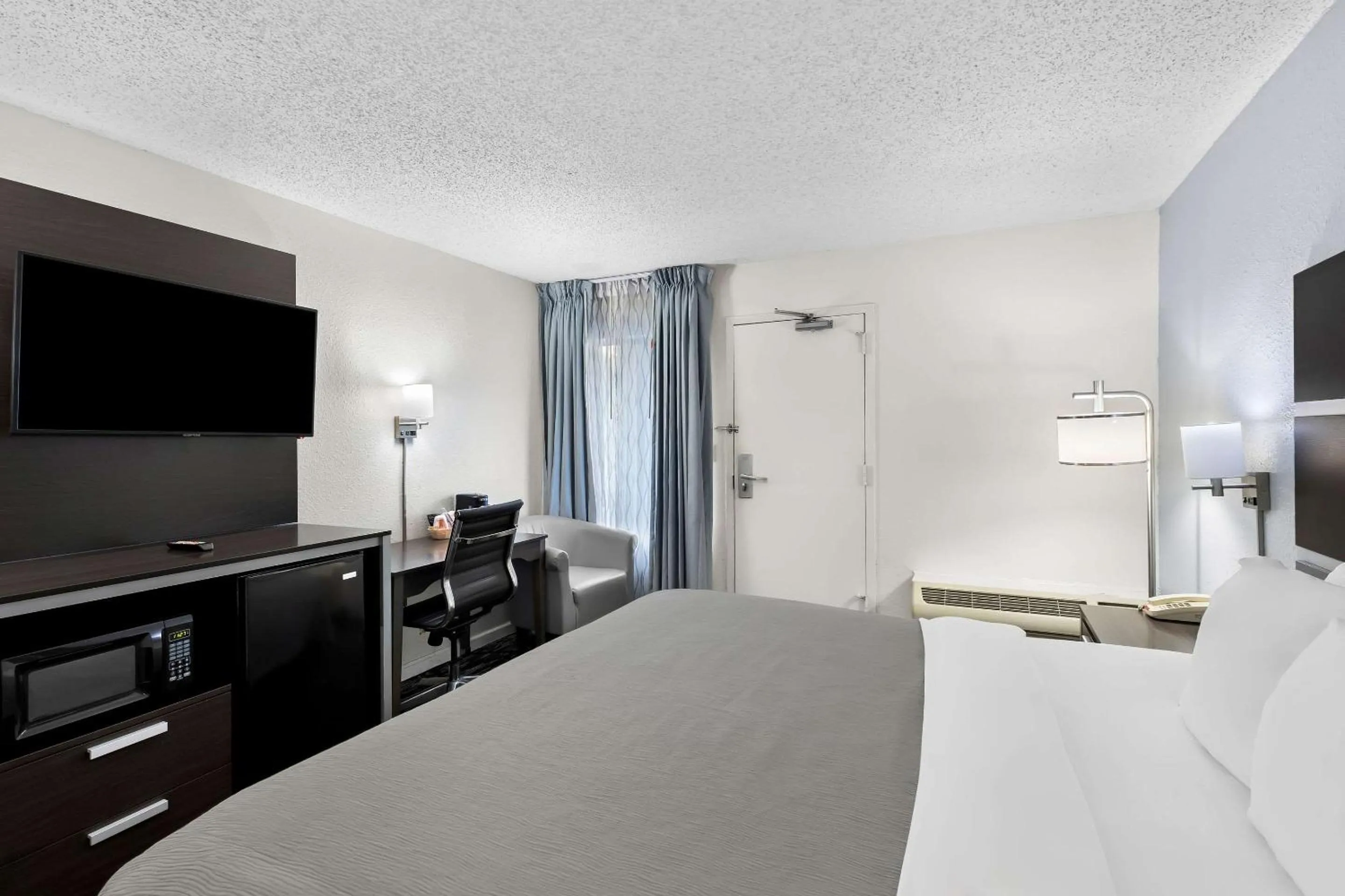 Bedroom, Bed in Quality Inn Northlake