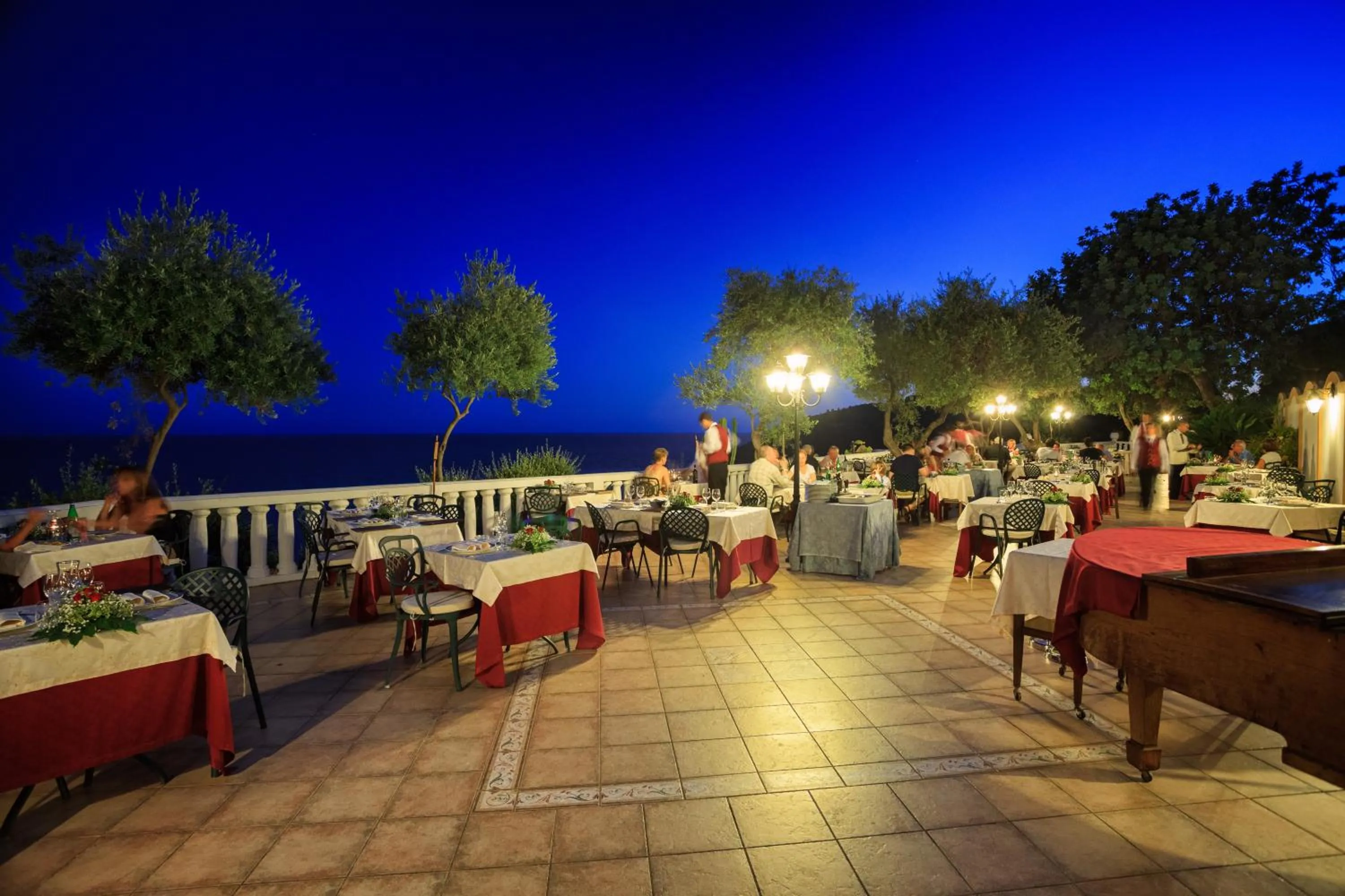 Restaurant/places to eat in Grand Hotel Le Rocce