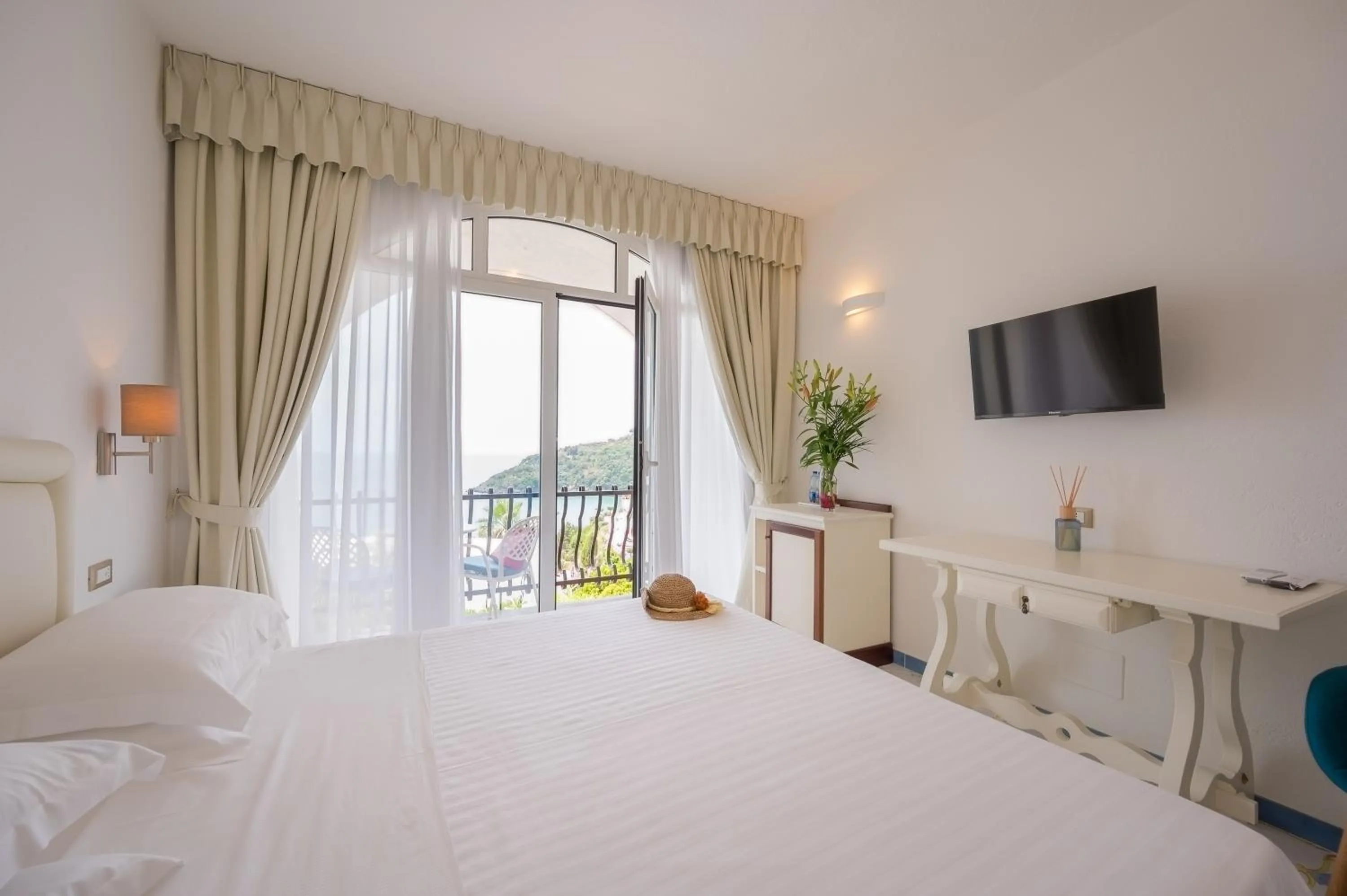 Bed in Grand Hotel Le Rocce