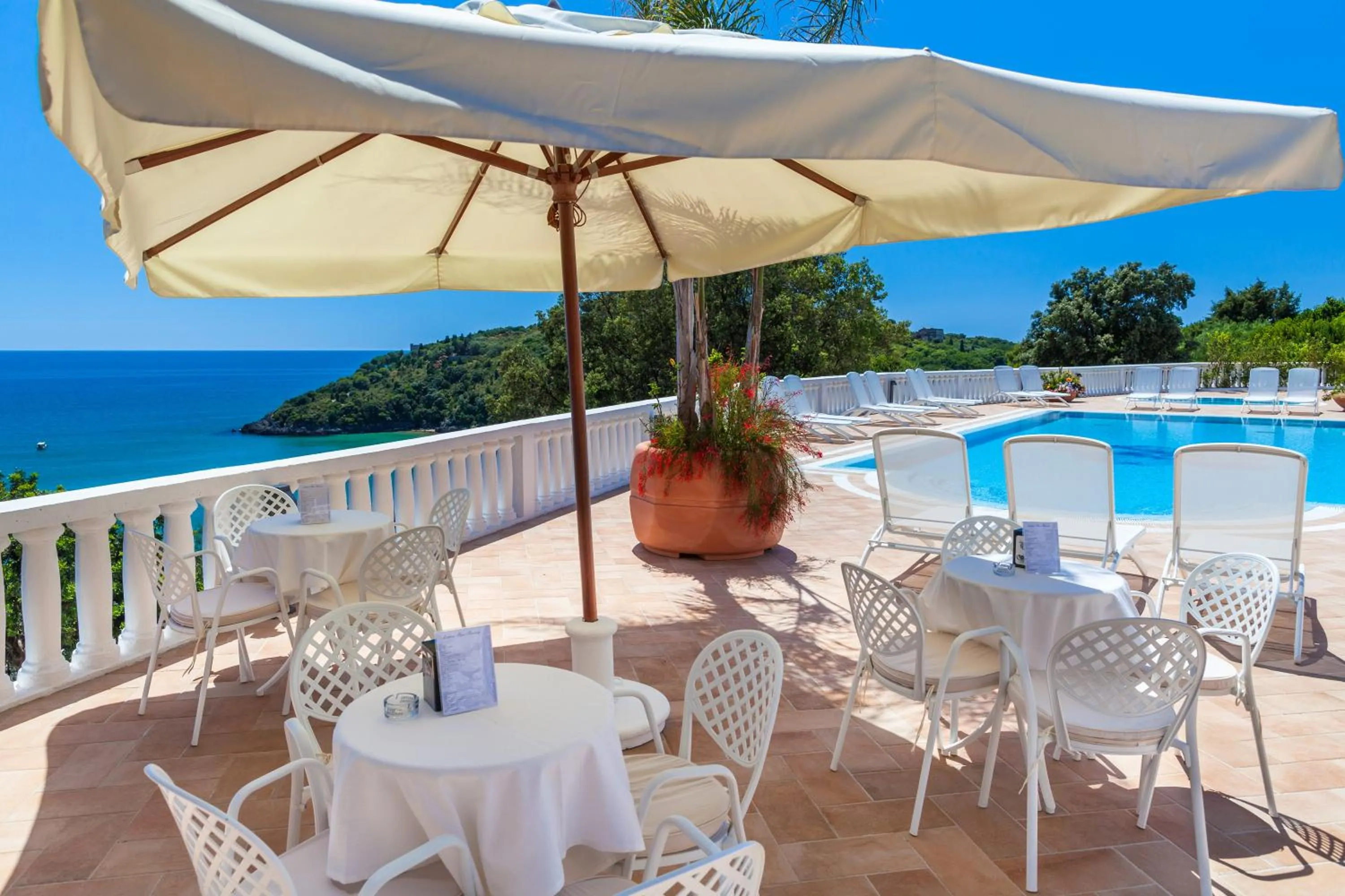 Restaurant/places to eat in Grand Hotel Le Rocce