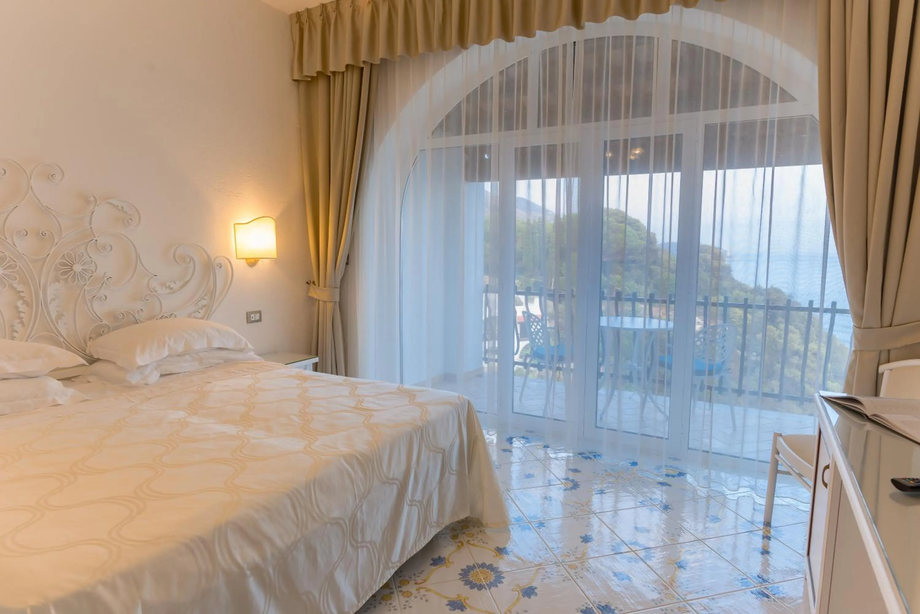 Balcony/Terrace, Bed in Grand Hotel Le Rocce