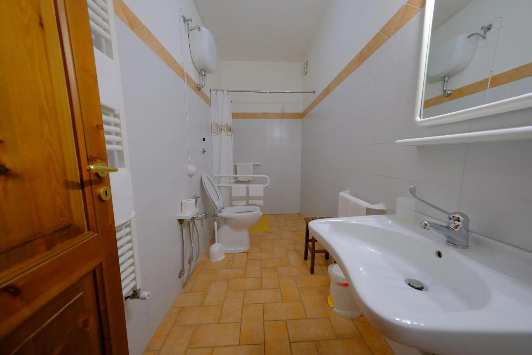 Shower in Agriturismo Montegonfoli