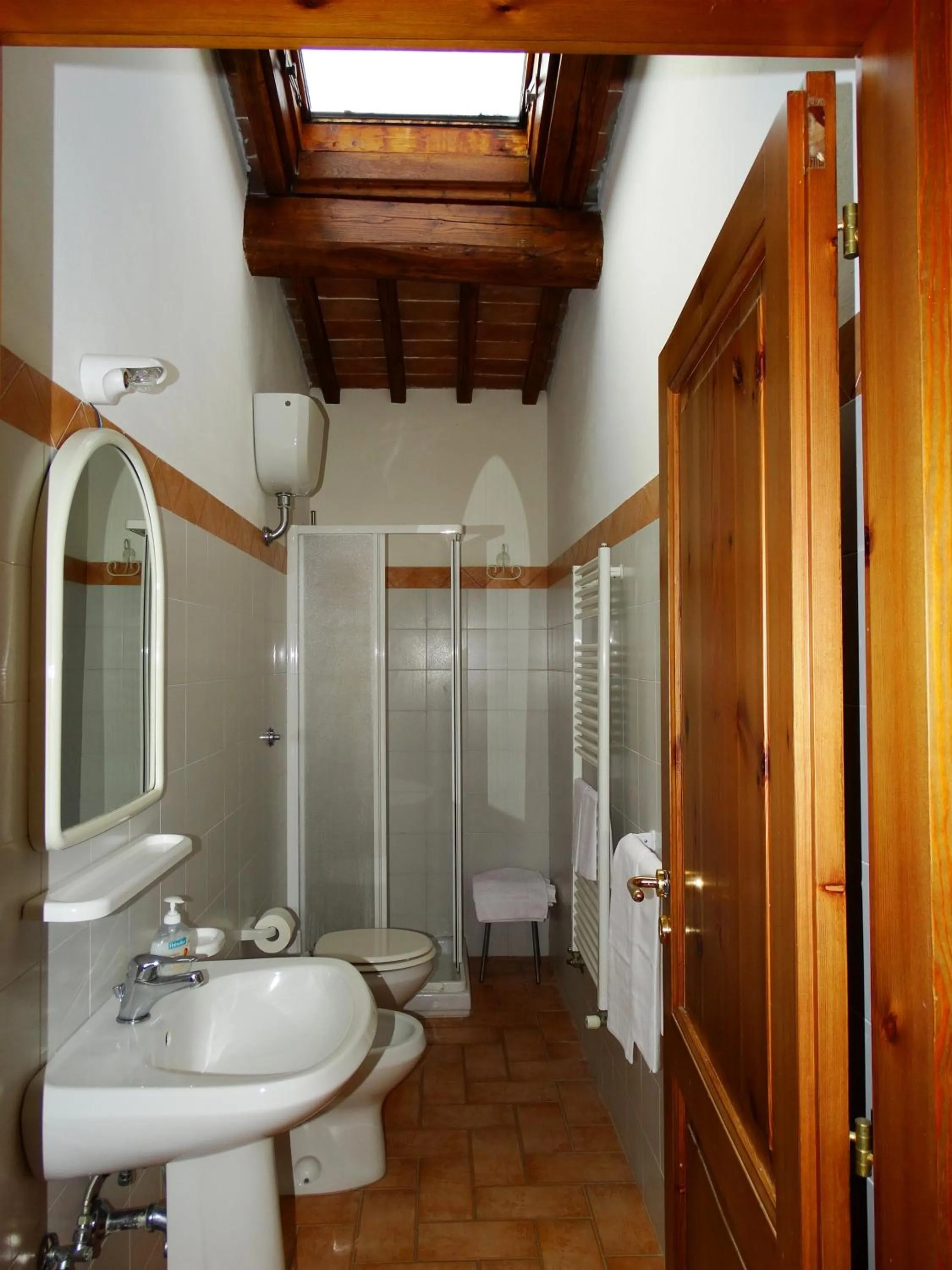 Shower in Agriturismo Montegonfoli