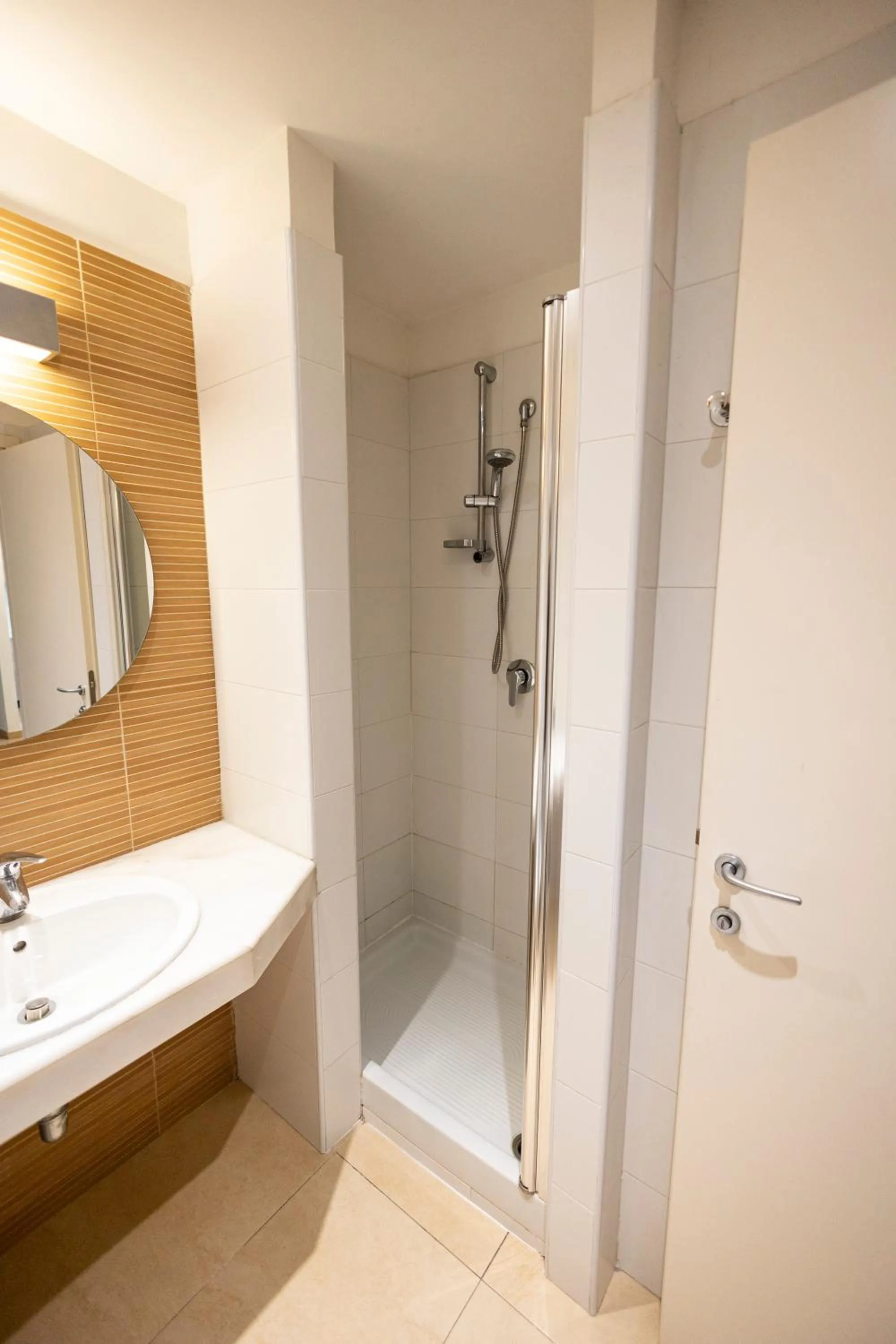 Shower in Prince Franklyn Hotel