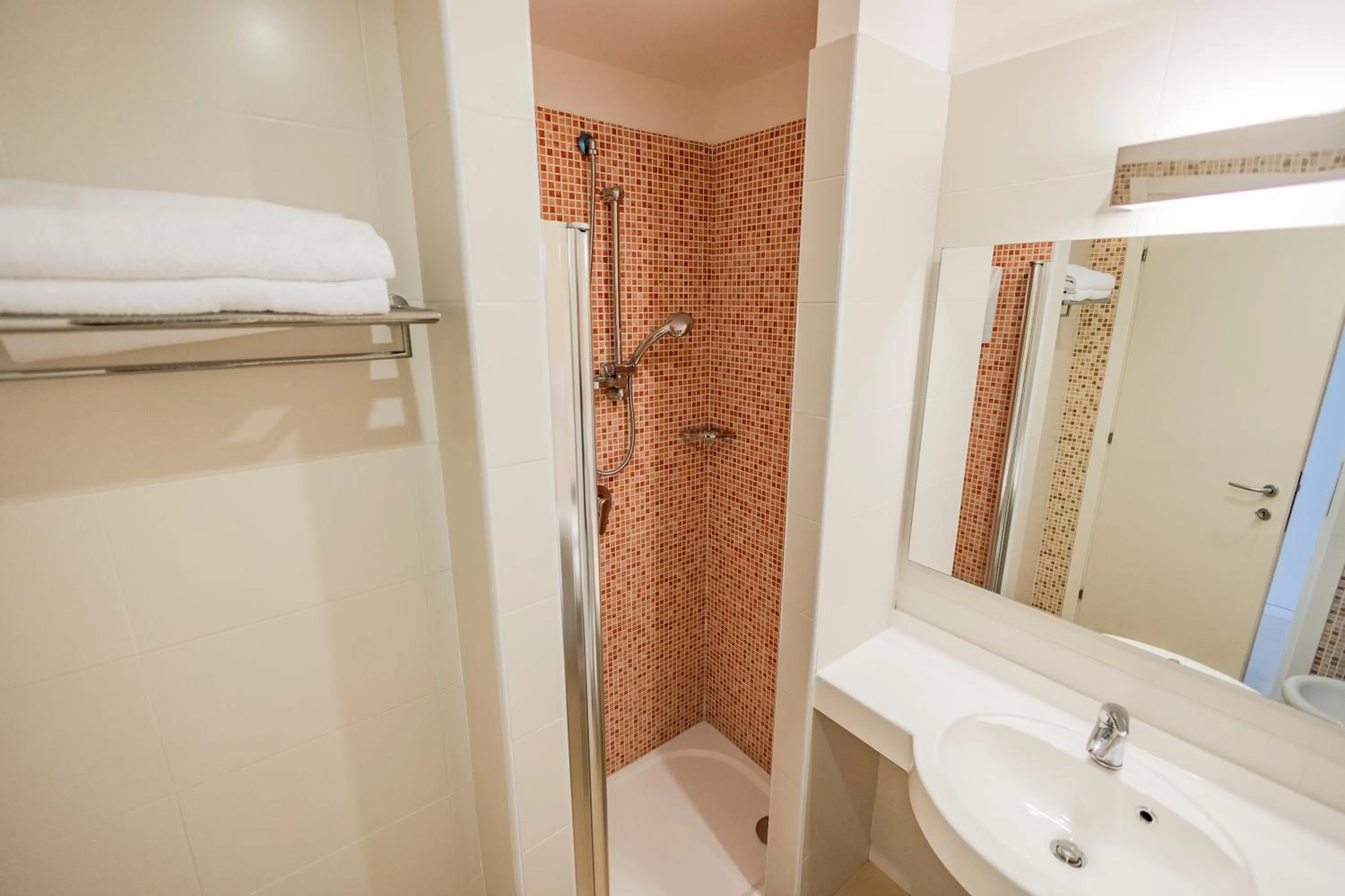 Shower in Prince Franklyn Hotel