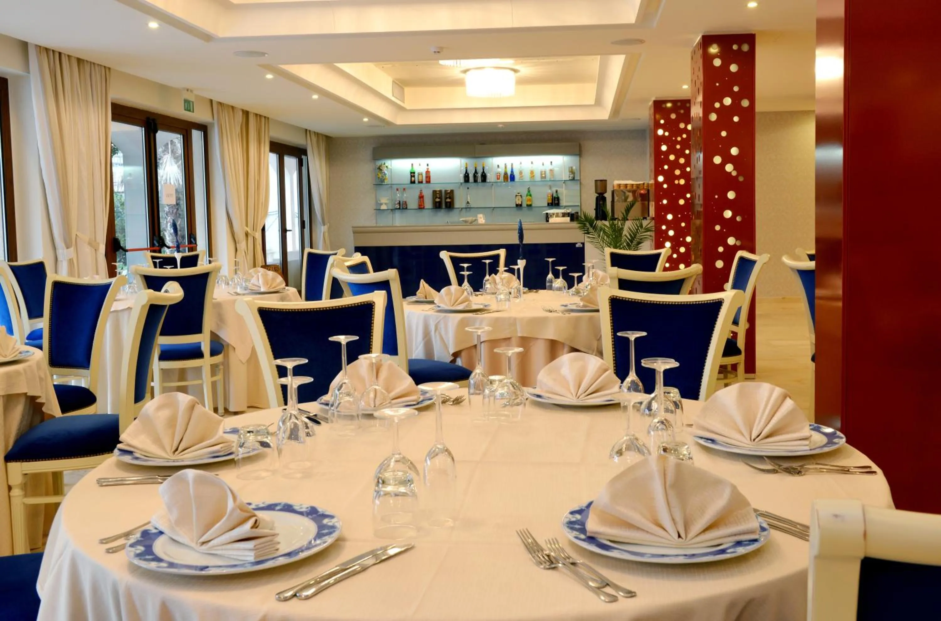 Restaurant/places to eat in Prince Franklyn Hotel
