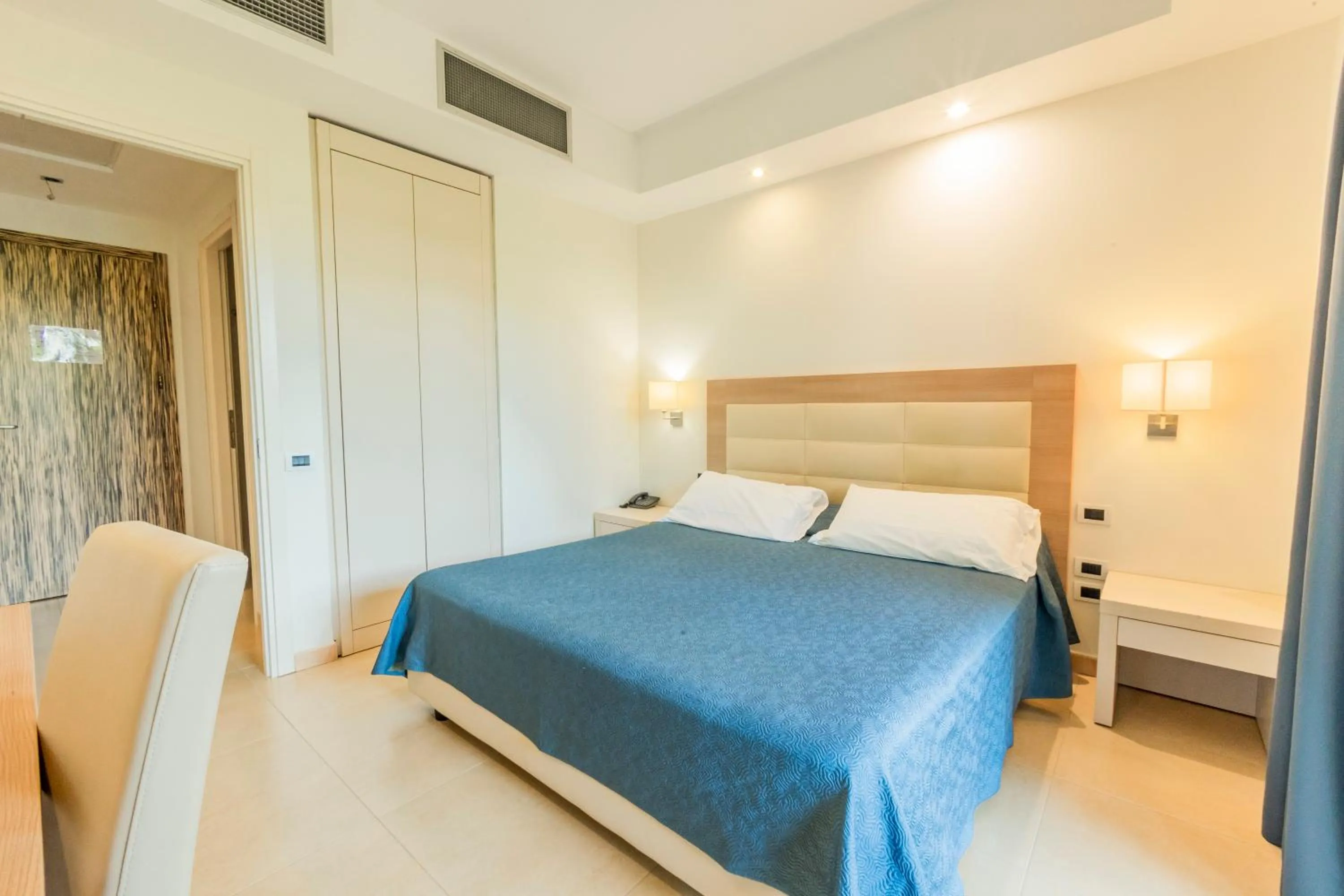 Bedroom, Bed in Prince Franklyn Hotel