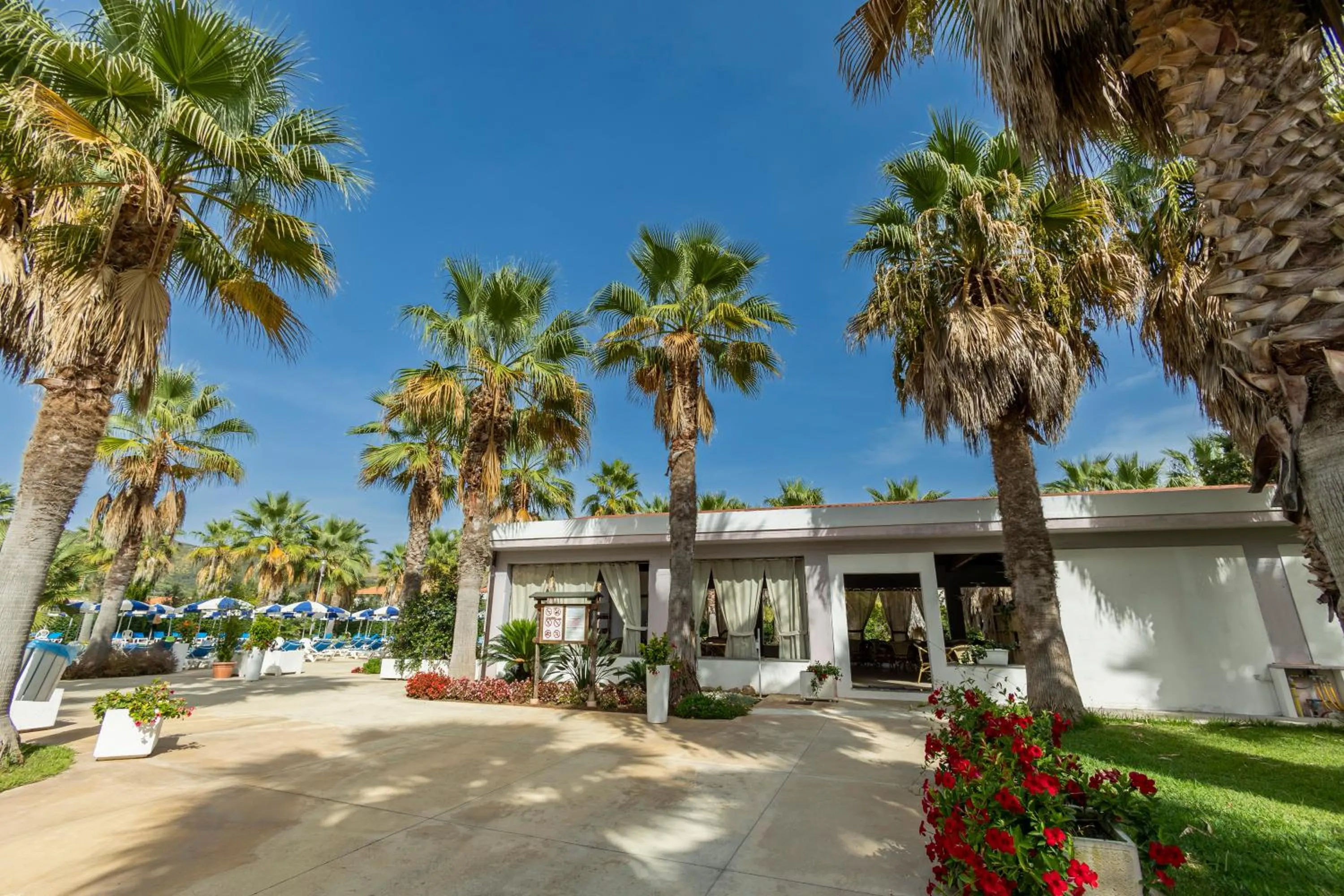 Restaurant/places to eat in Prince Franklyn Hotel