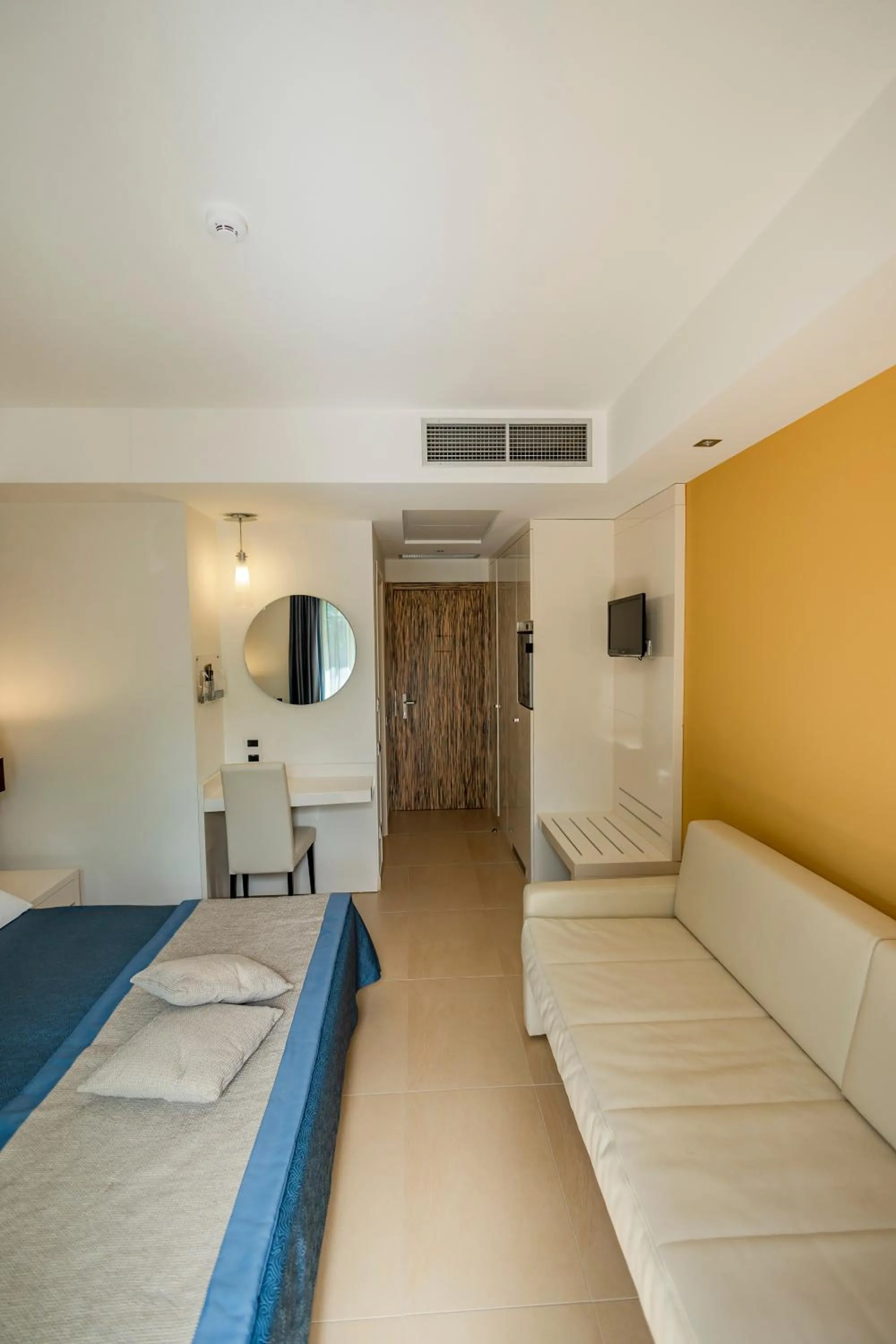 Photo of the whole room, Bed in Prince Franklyn Hotel