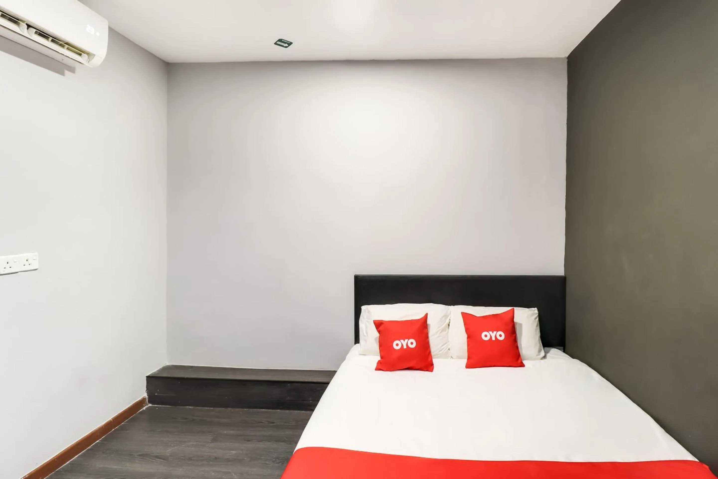 Bedroom, Bed in OYO 89381 Moonnight Hotel