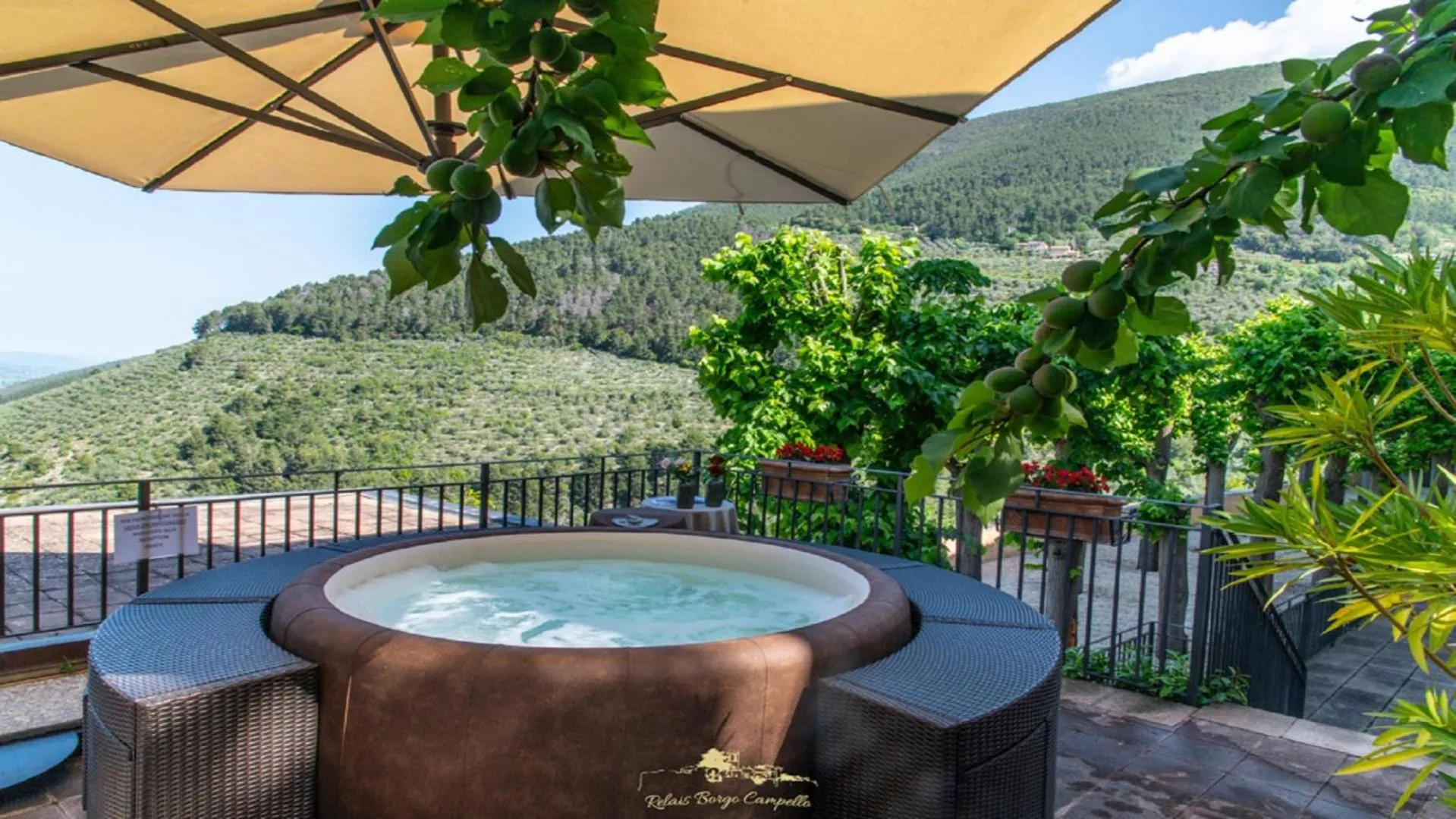Hot Tub in Relais Borgo Campello