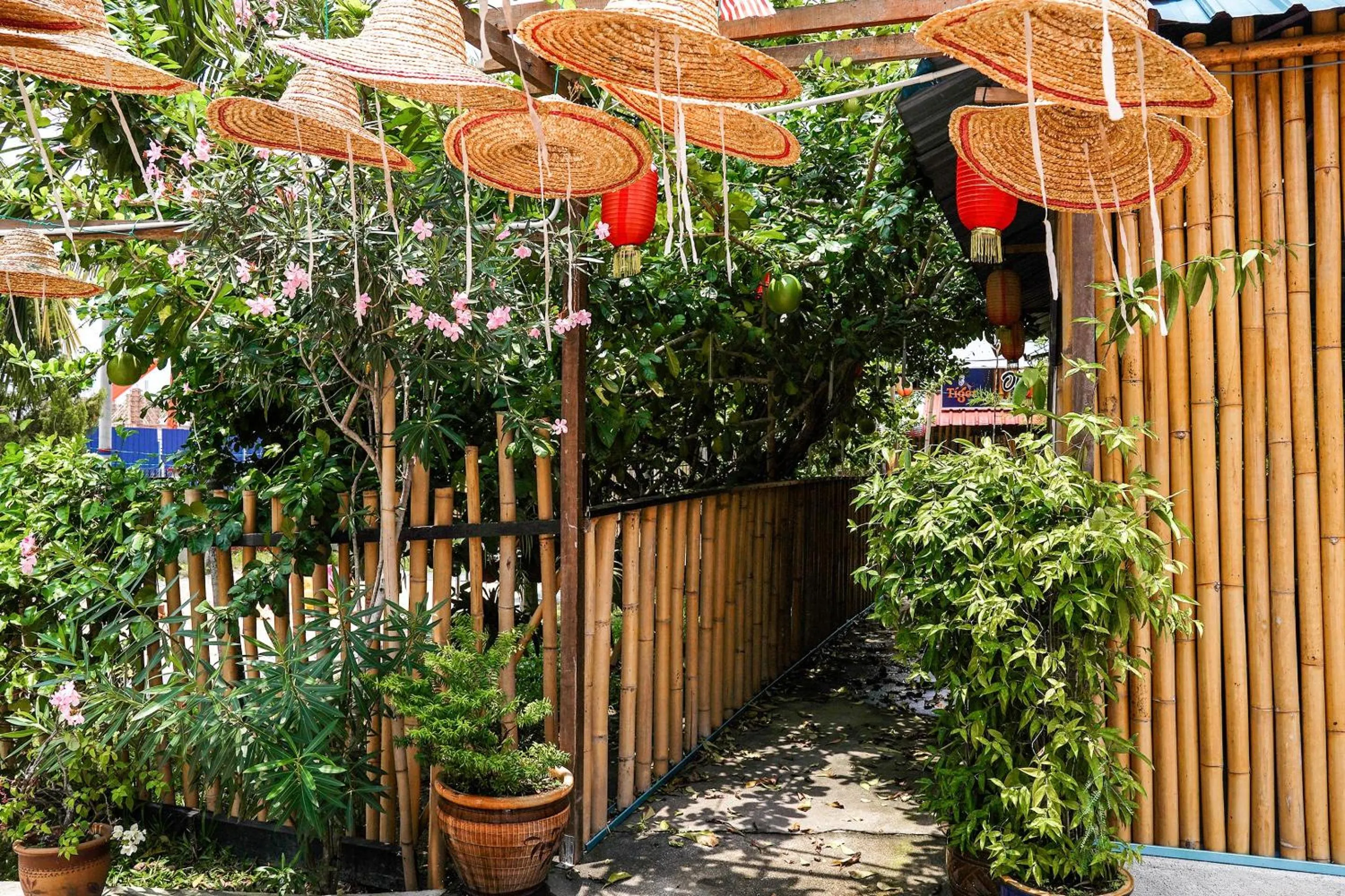 Restaurant/places to eat in Capital O 89374 Ohana Restaurant & Homestay