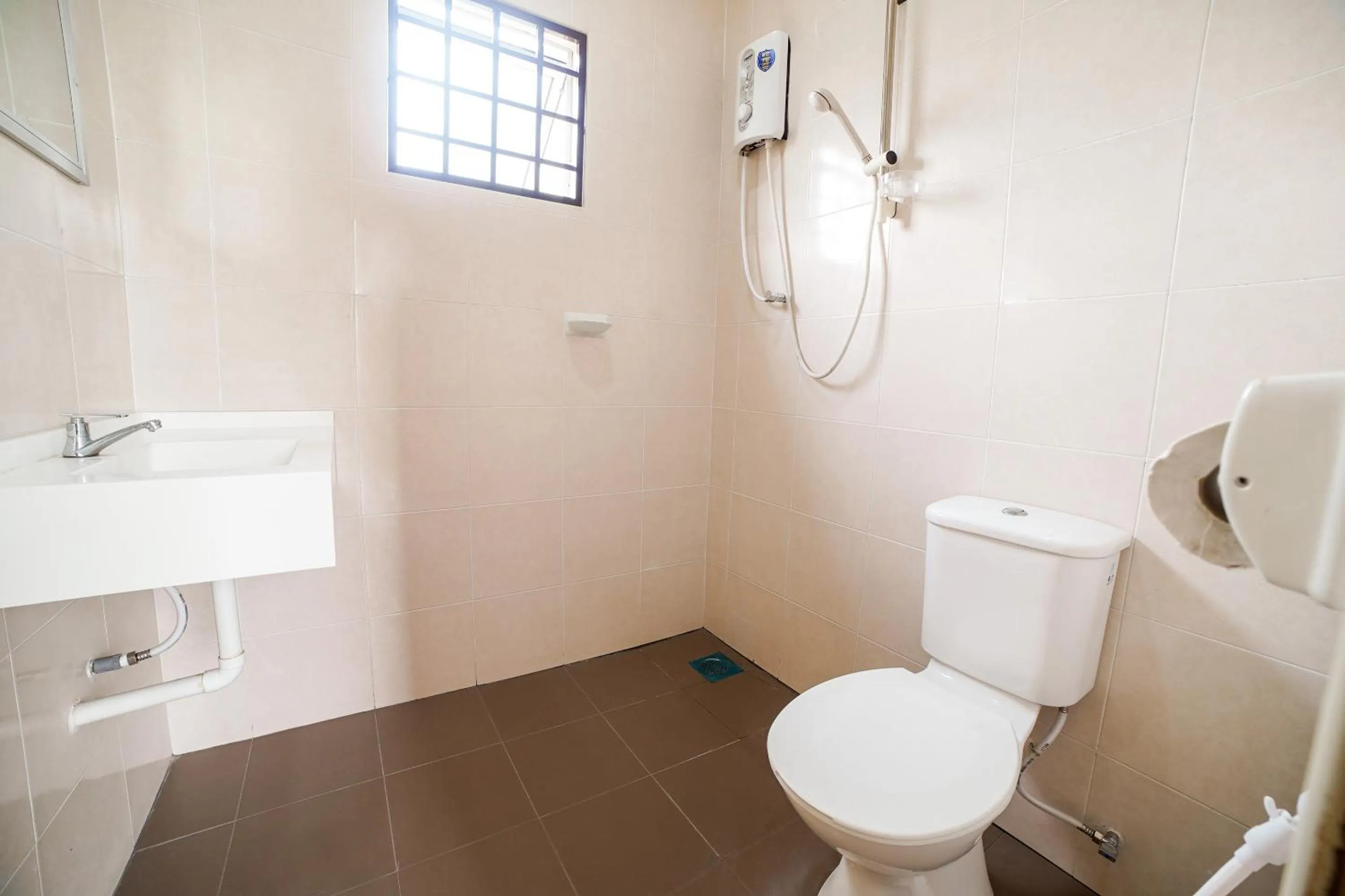 Bathroom in Capital O 89374 Ohana Restaurant & Homestay