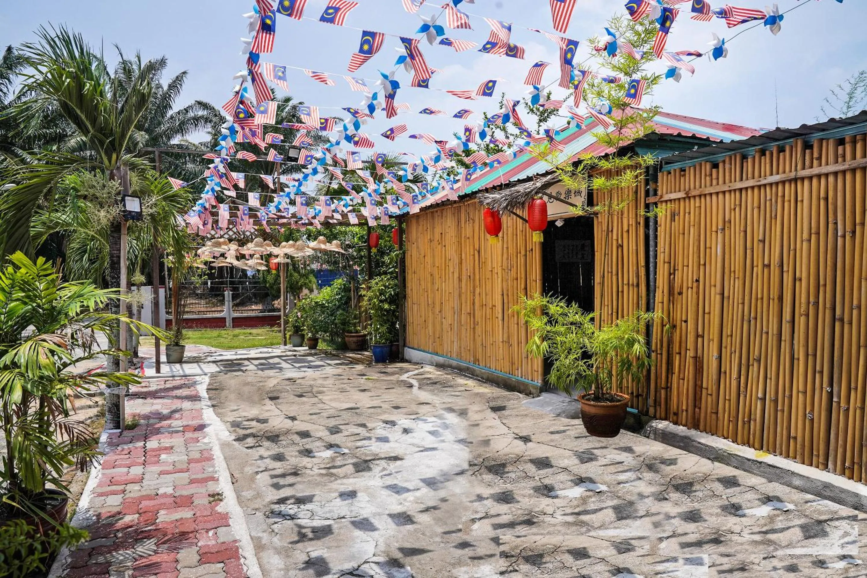 Restaurant/places to eat in Capital O 89374 Ohana Restaurant & Homestay