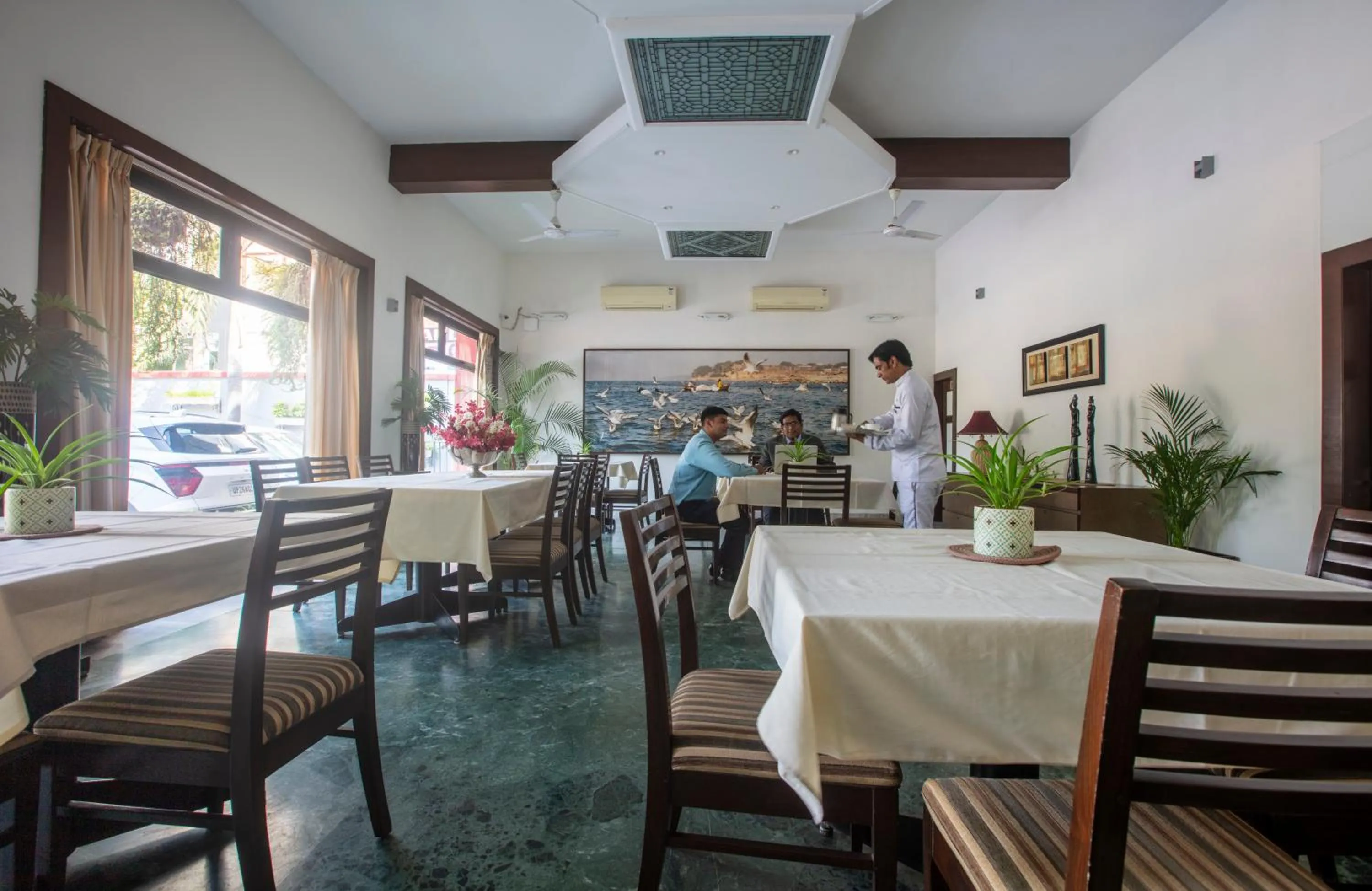 Restaurant/places to eat in Hotel Yatrik