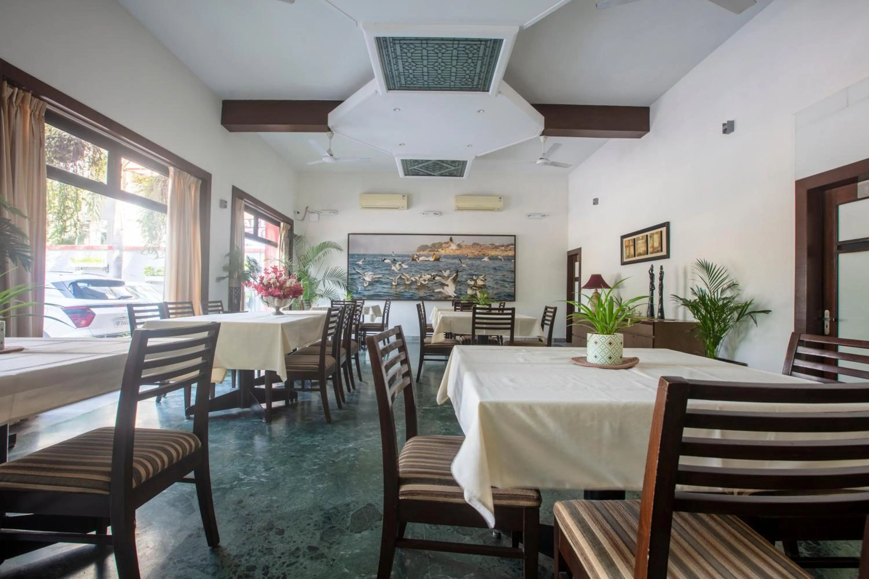 Restaurant/places to eat in Hotel Yatrik