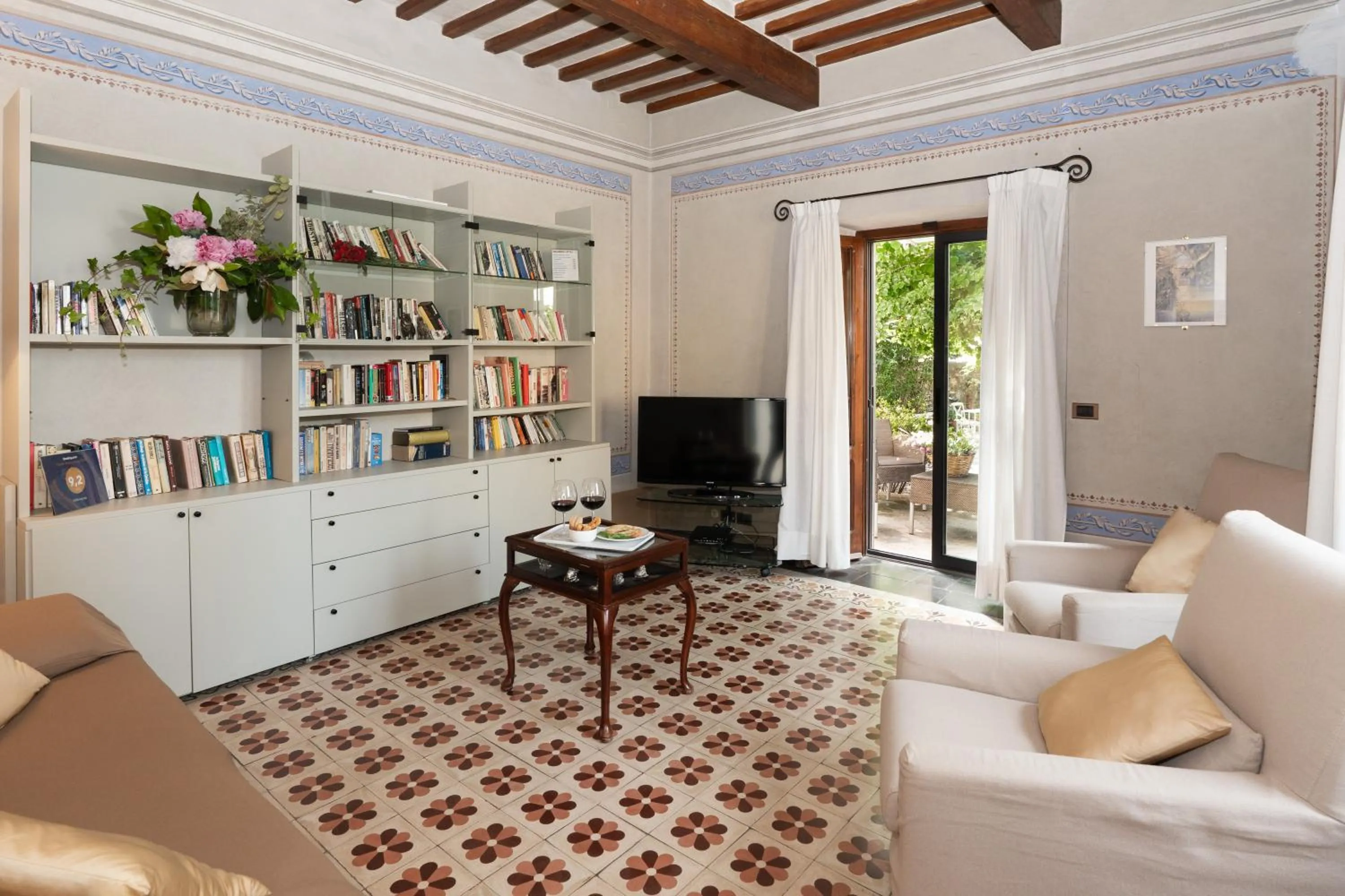 Communal lounge/ TV room in VillAmorosa