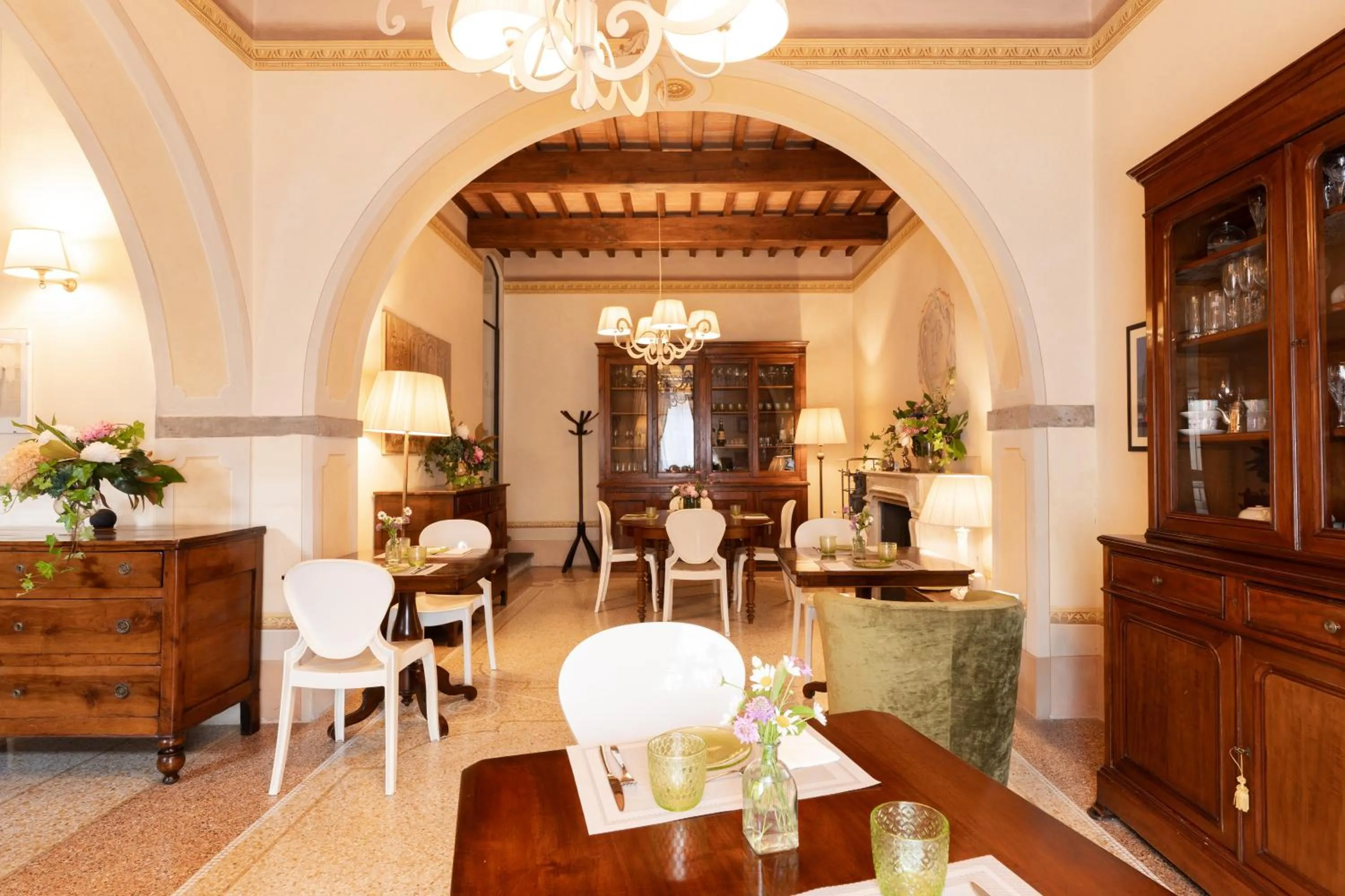 Restaurant/places to eat in VillAmorosa