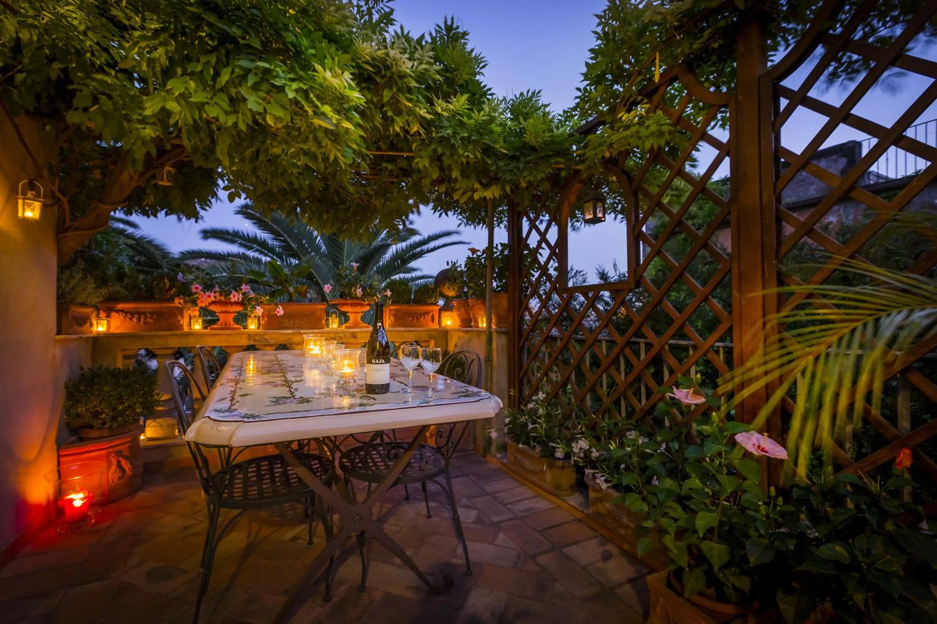 Patio in Episcopo Lipinsky Luxury Suites
