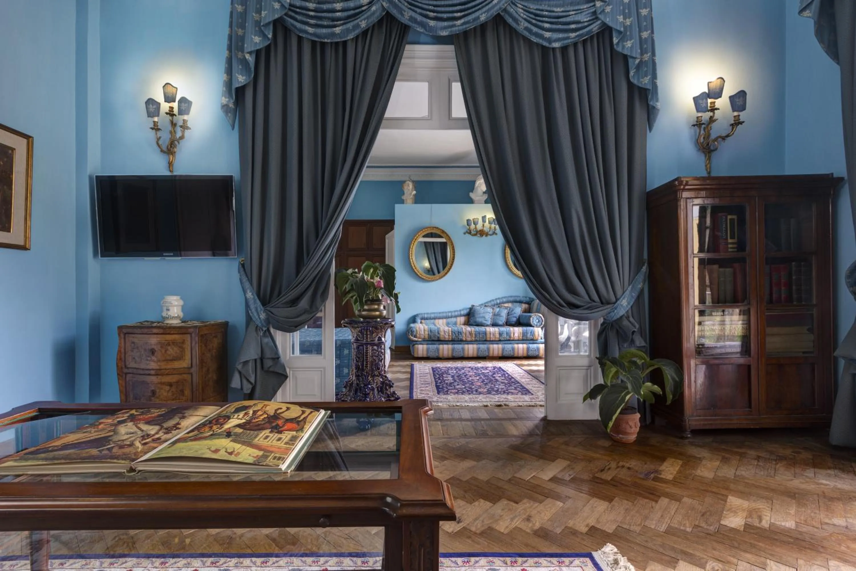 Decorative detail, Bed in Episcopo Lipinsky Luxury Suites