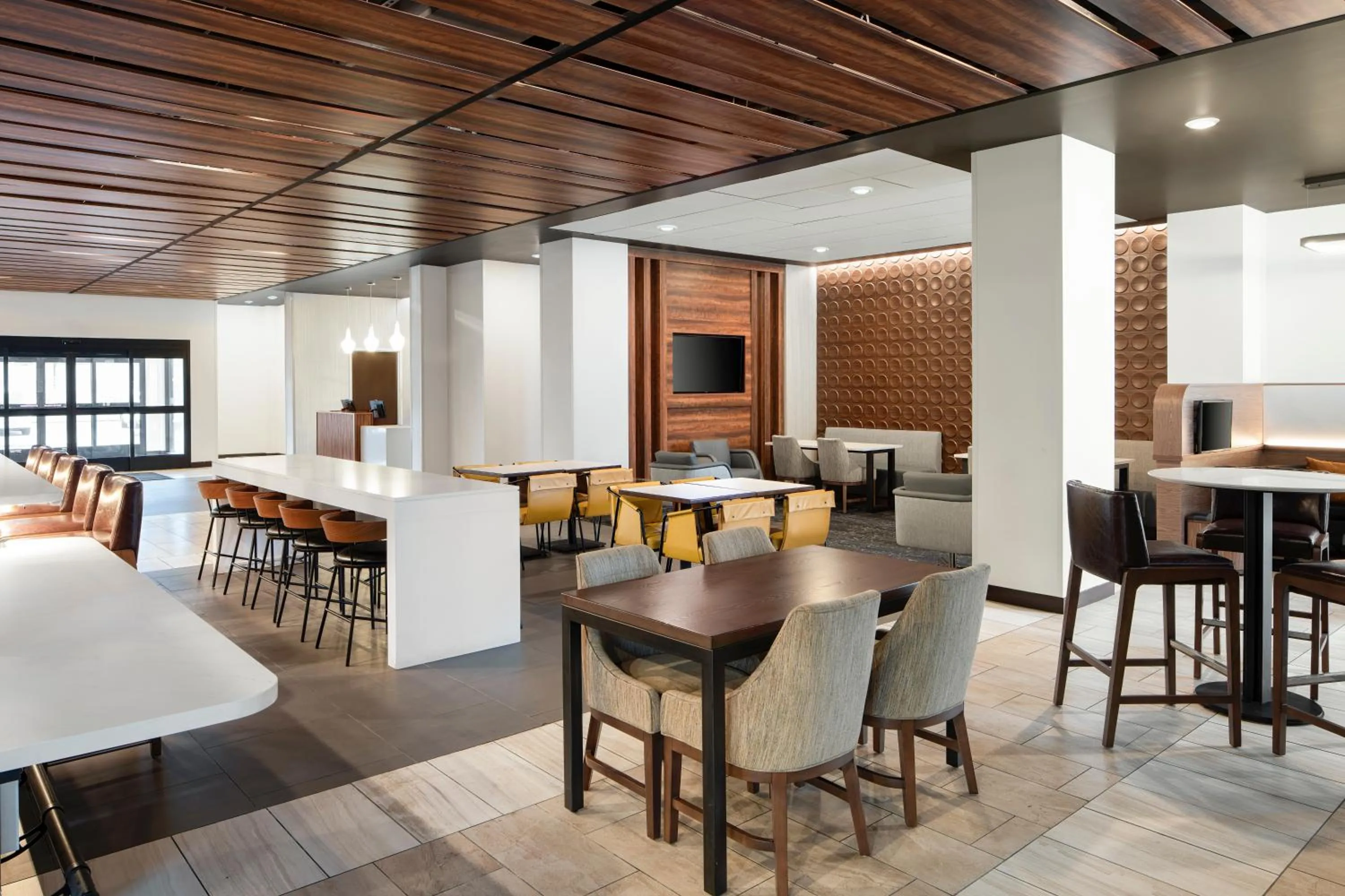 Breakfast in Courtyard by Marriott Seattle SeaTac Airport