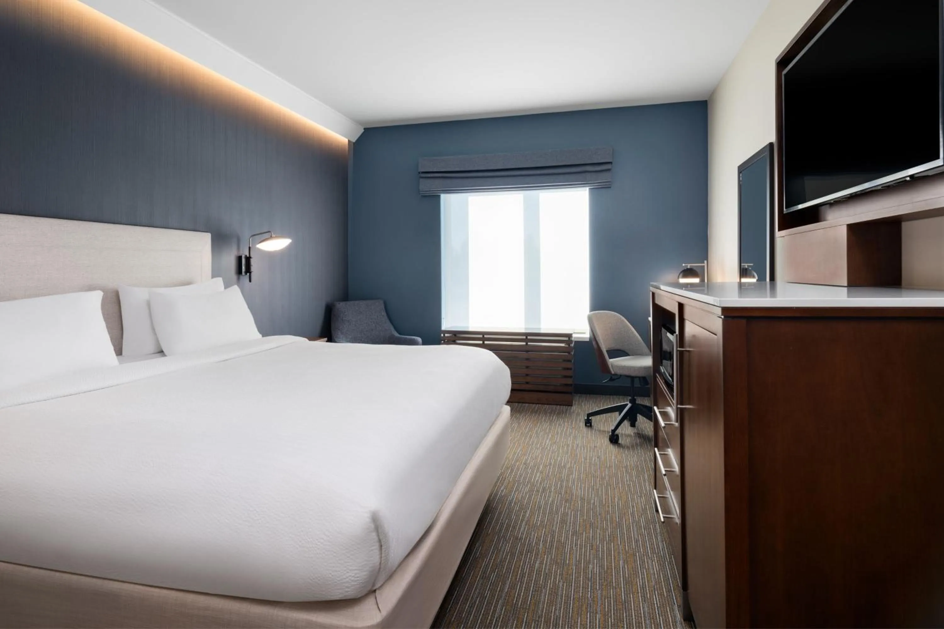 Photo of the whole room, Bed in Courtyard by Marriott Seattle SeaTac Airport