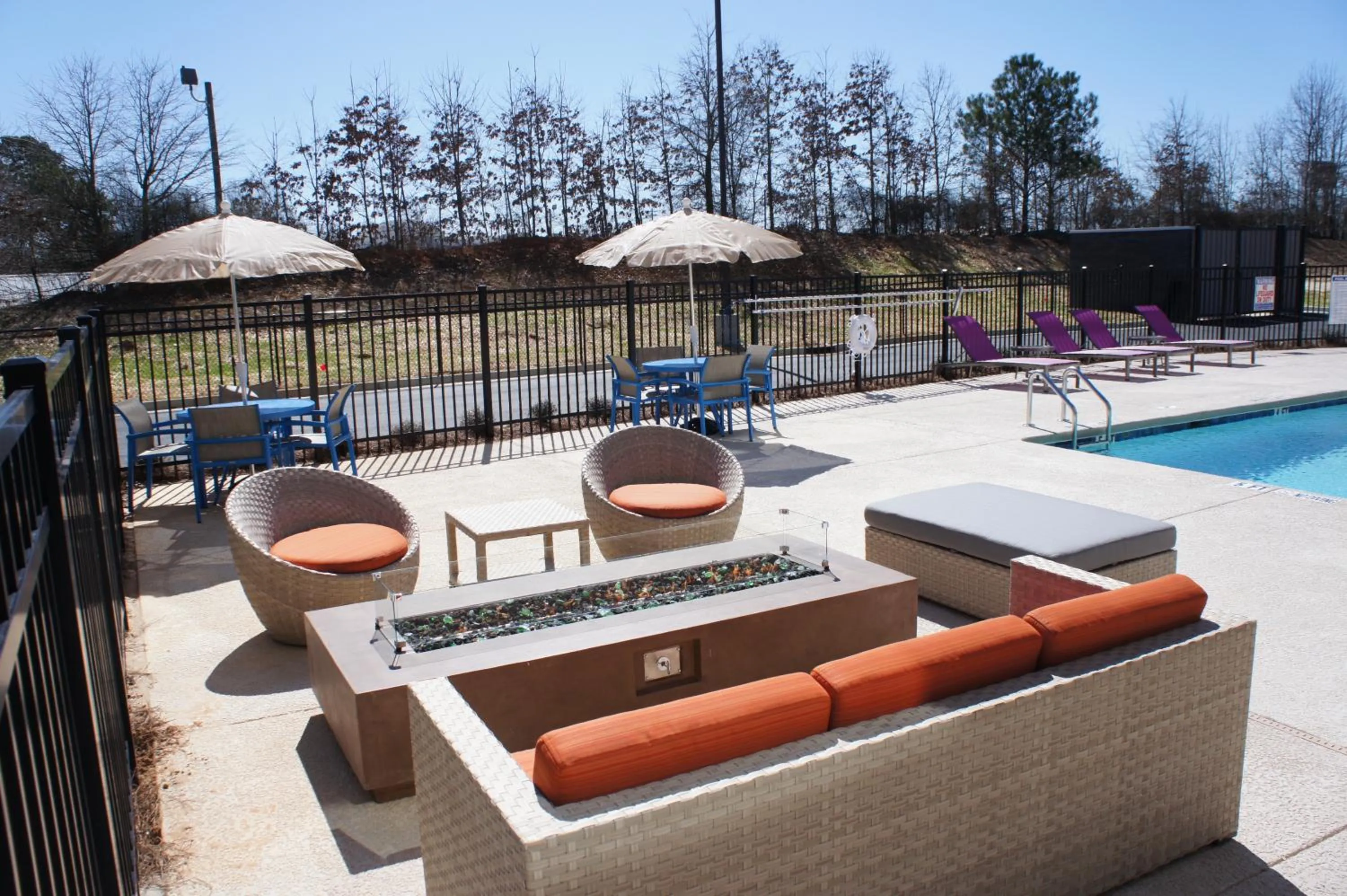 Patio in La Quinta Inn & Suites by Wyndham Braselton