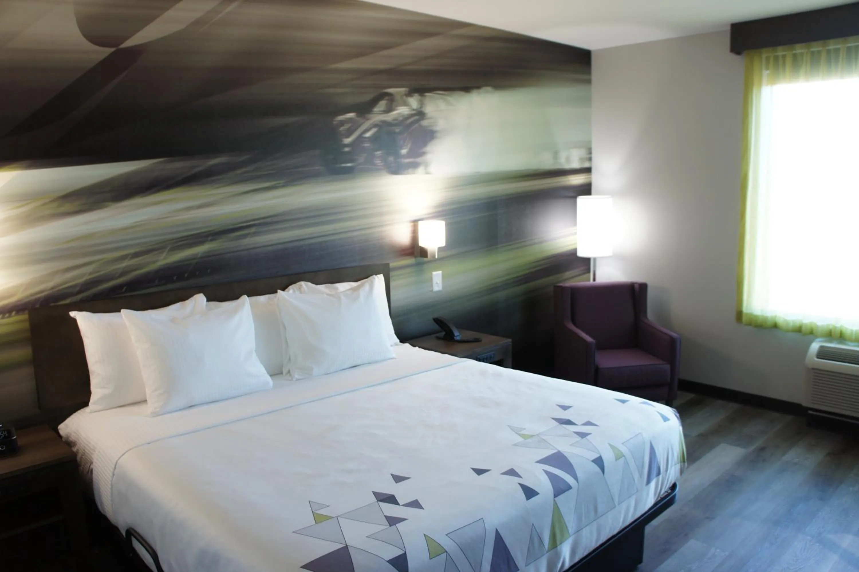 Bed in La Quinta Inn & Suites by Wyndham Braselton