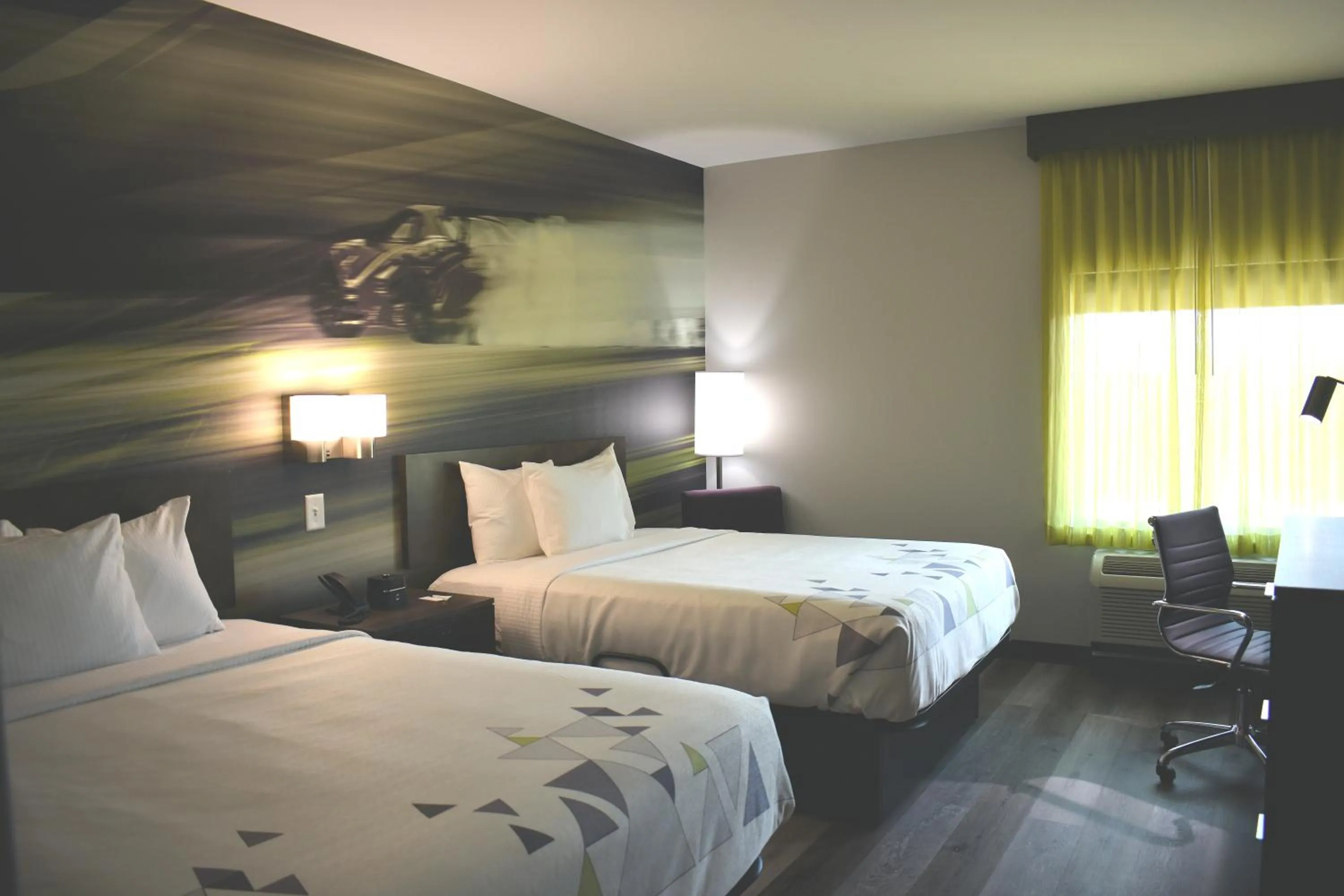 Property building, Bed in La Quinta Inn & Suites by Wyndham Braselton