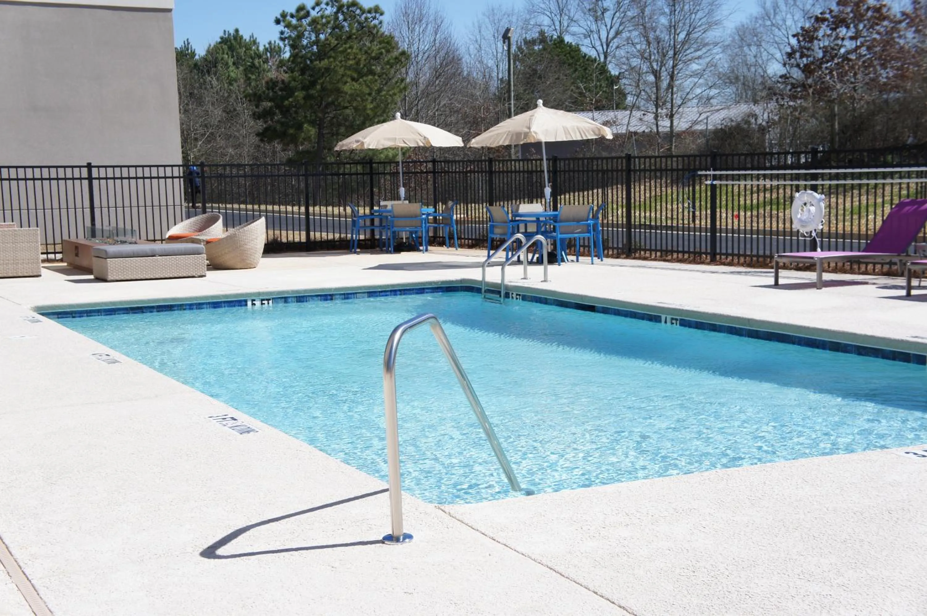 Swimming pool in La Quinta Inn & Suites by Wyndham Braselton