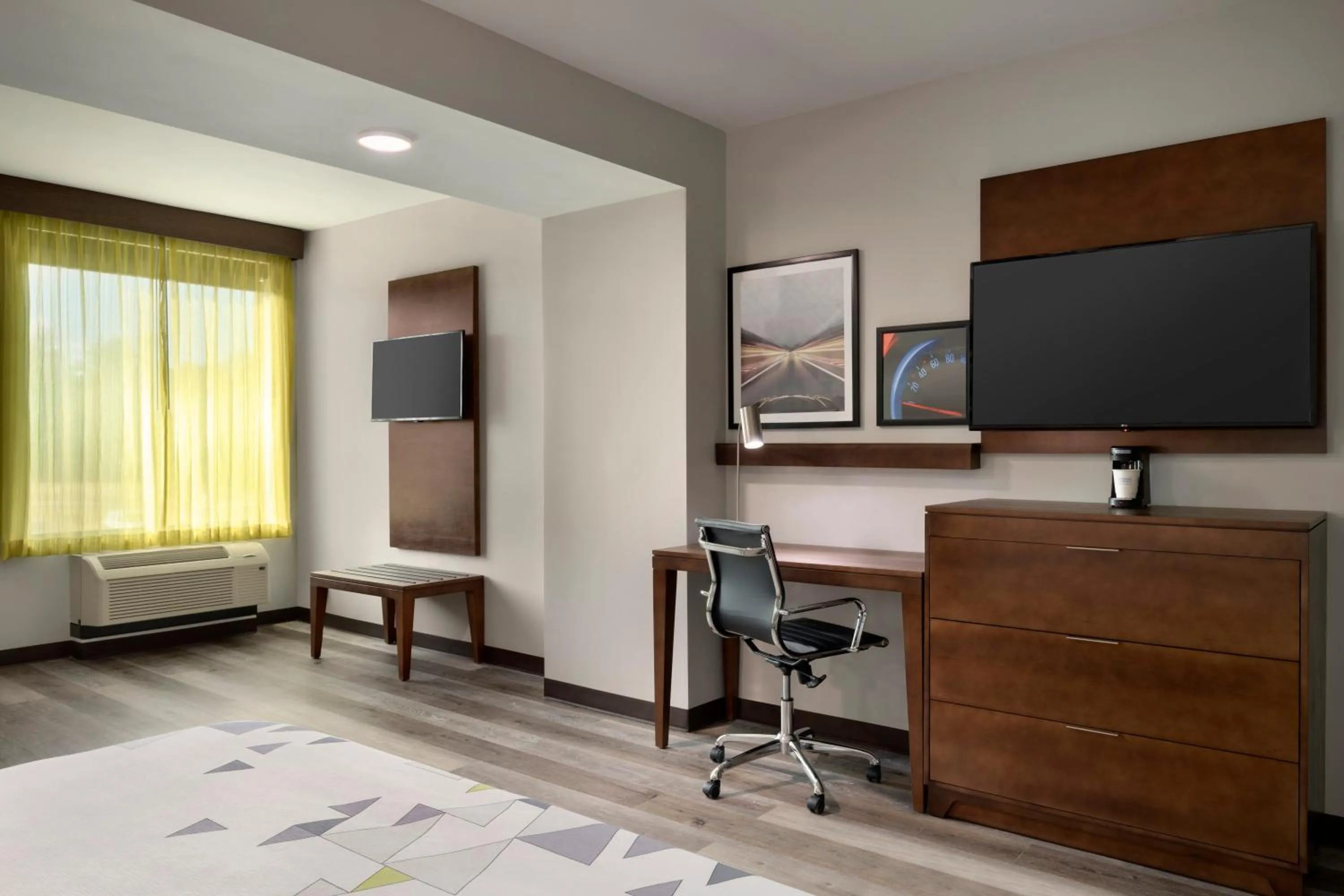 TV and multimedia, Bed in La Quinta Inn & Suites by Wyndham Braselton