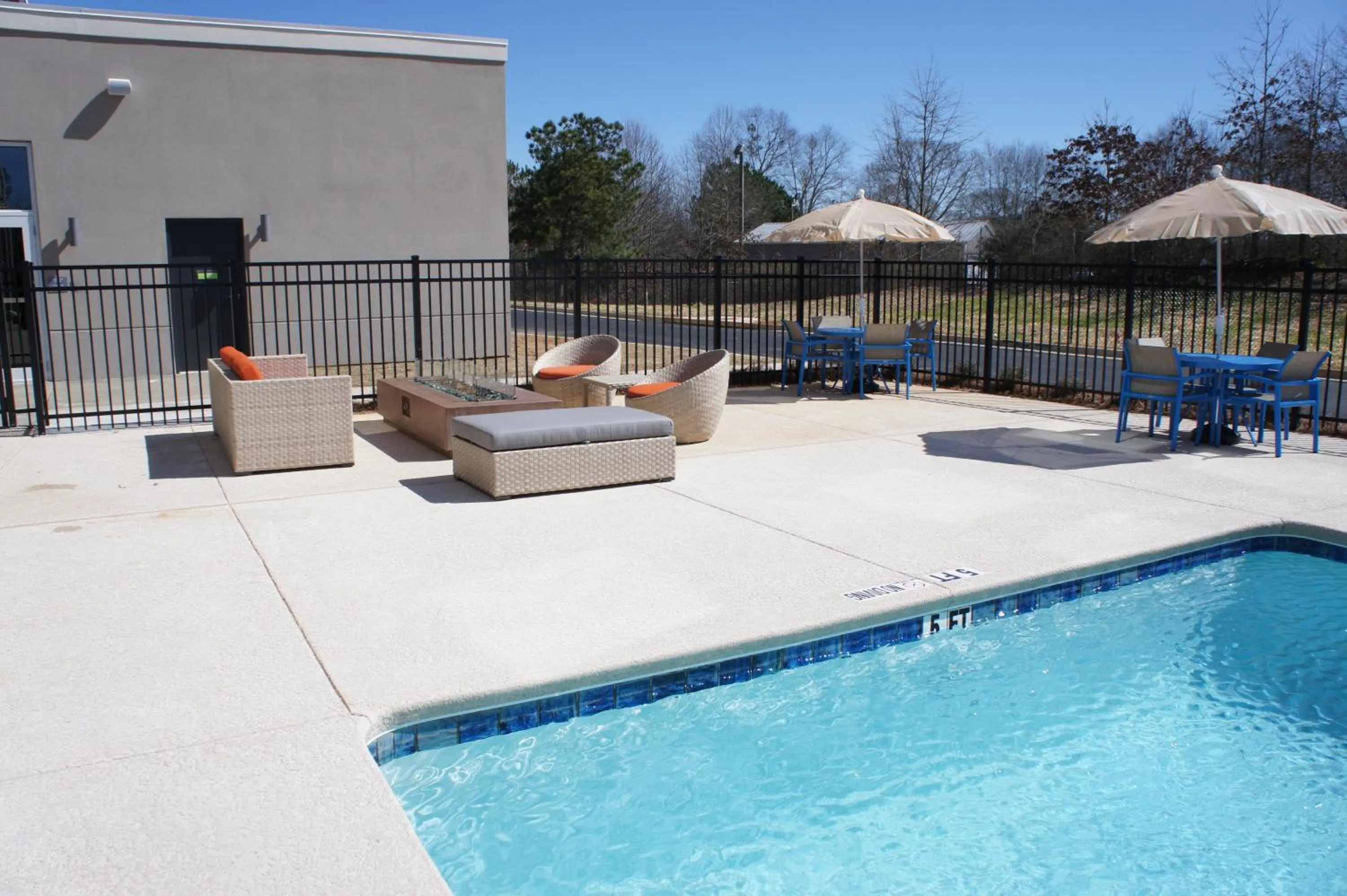 Swimming pool in La Quinta Inn & Suites by Wyndham Braselton