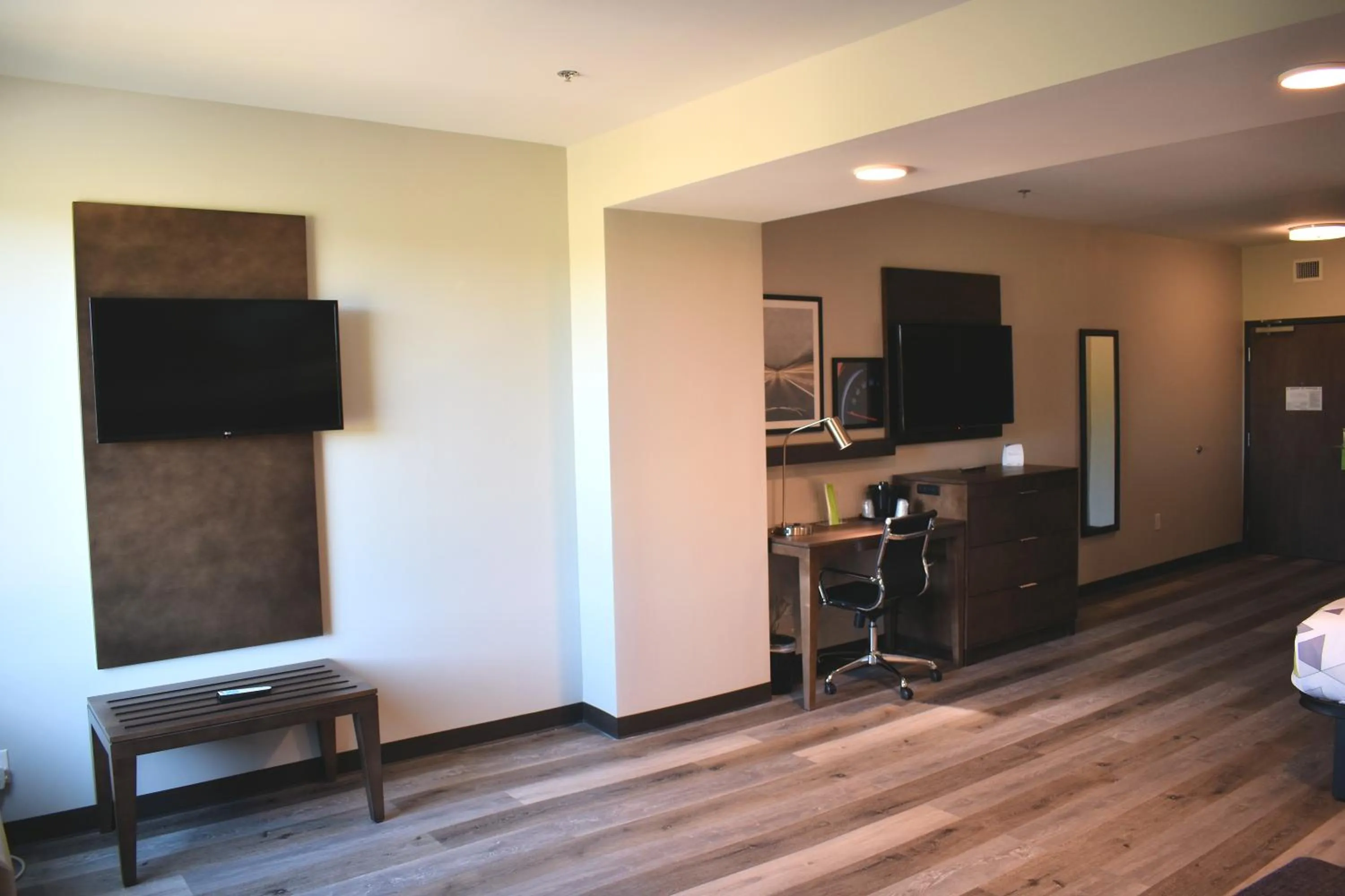 TV and multimedia in La Quinta Inn & Suites by Wyndham Braselton